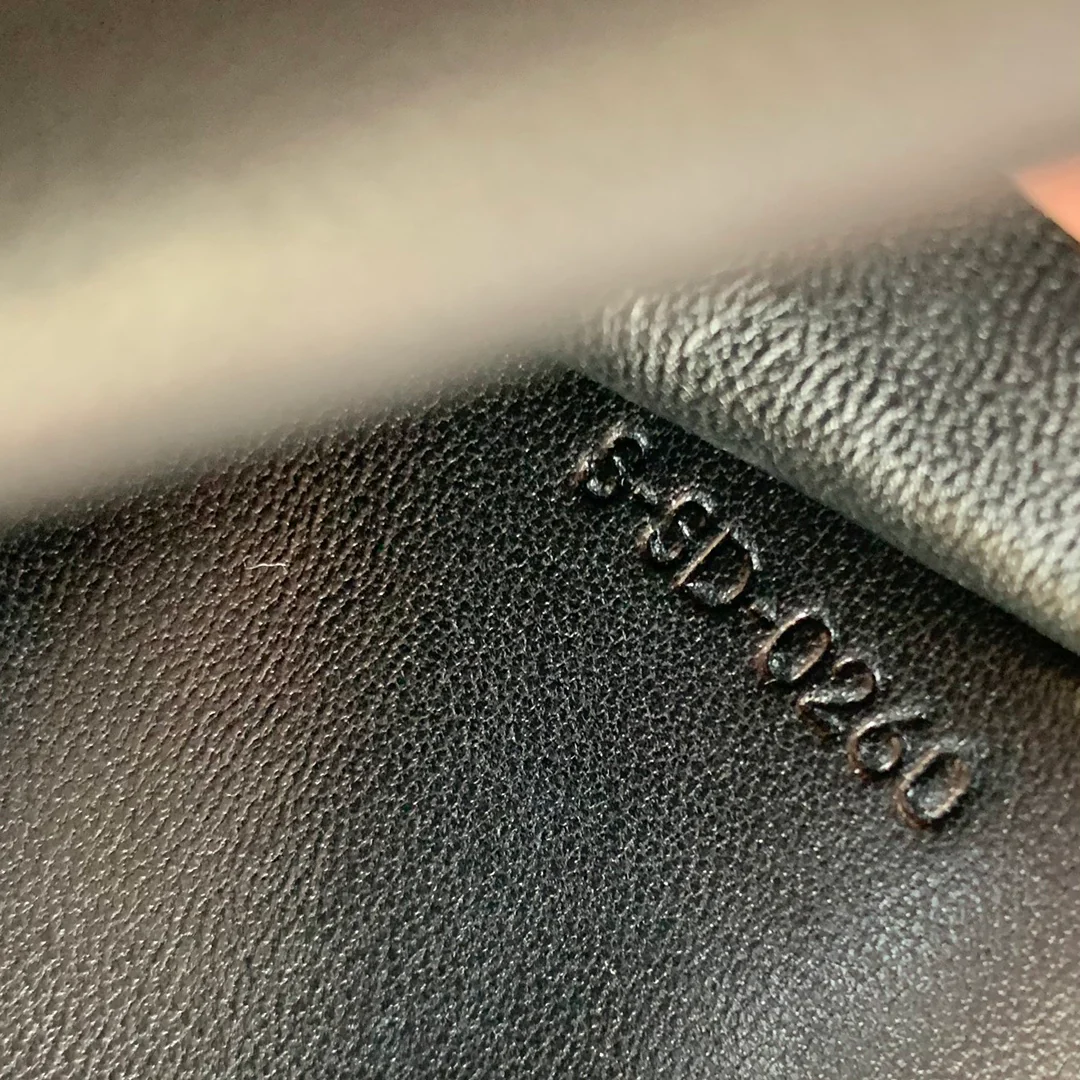 Маленький глянцевый трехсекционный кошелек Celine из телячьей кожи