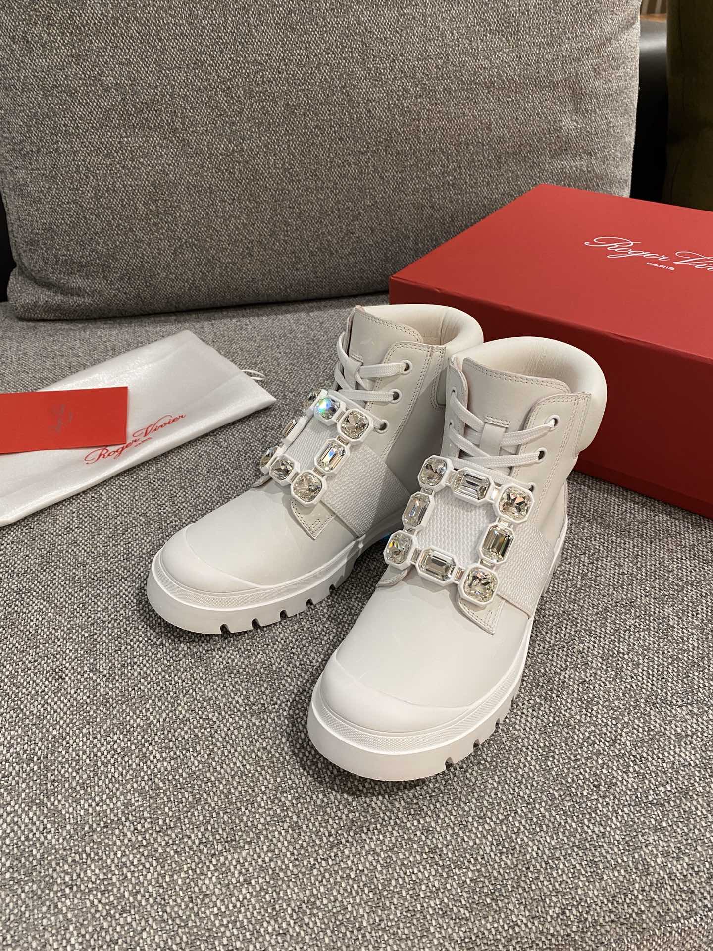 RV - Осенне-зимняя коллекция. Ботильоны на тонком шнурке с квадратной пряжкой - белые.