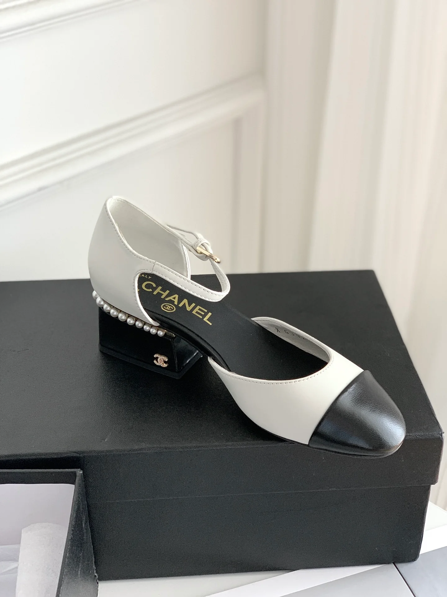 Туфли-лодочки Мэри Джейн с подиума Chanel 2022 года на низком каблуке - 4-5 см - белые