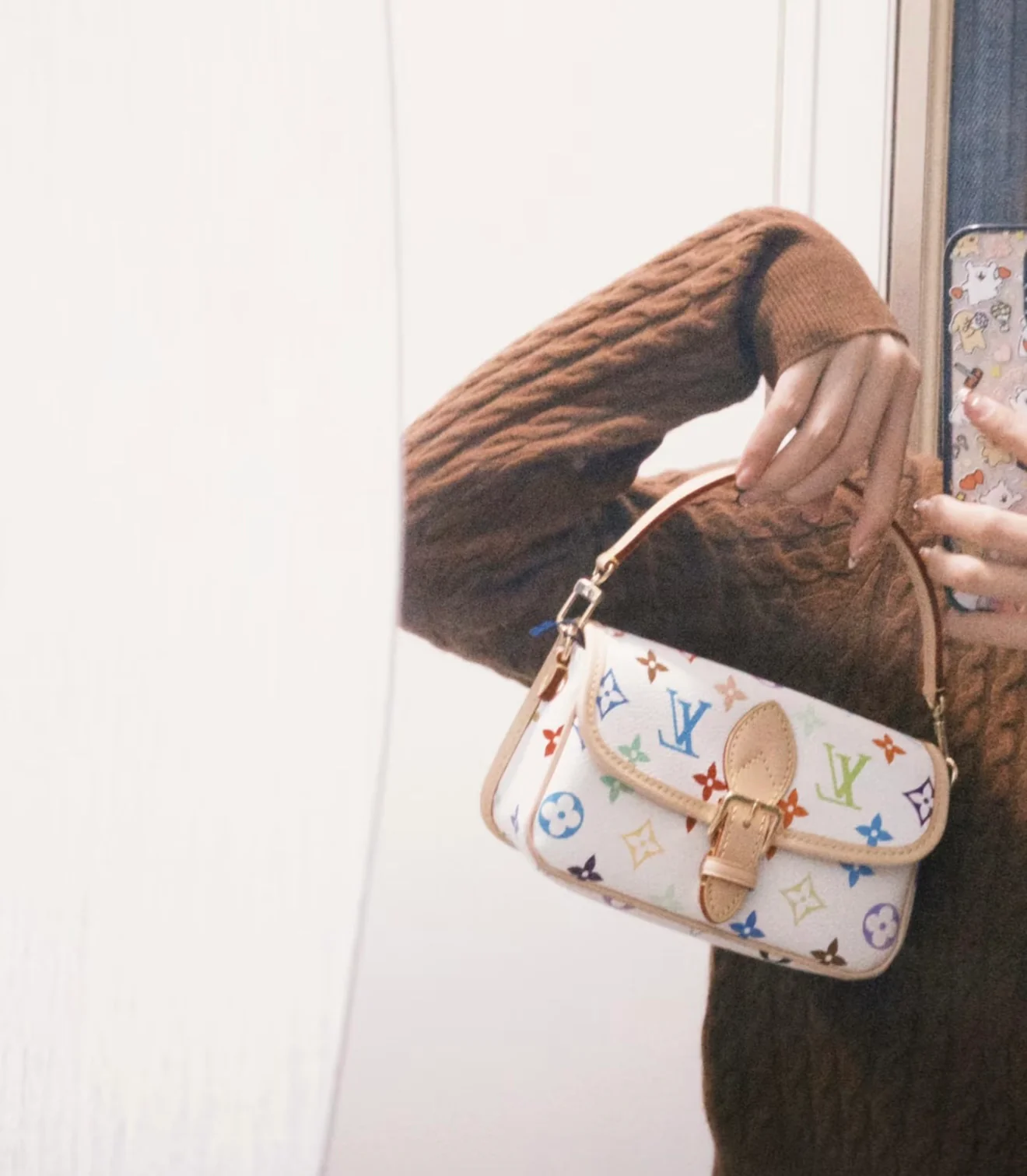 Сумка LV Nano Diane Two-Tone Baguette — белая.