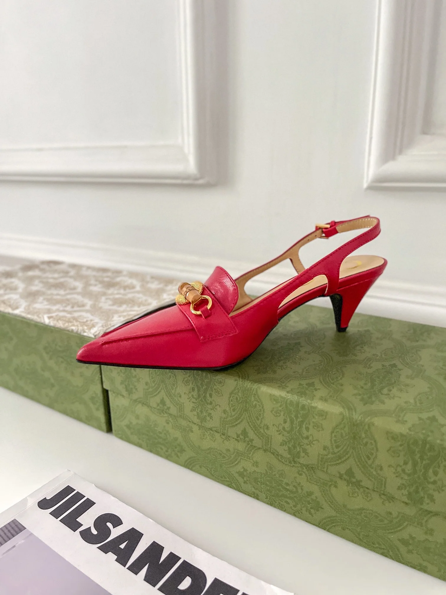 Босоножки Gucci на низком каблуке с острым носком