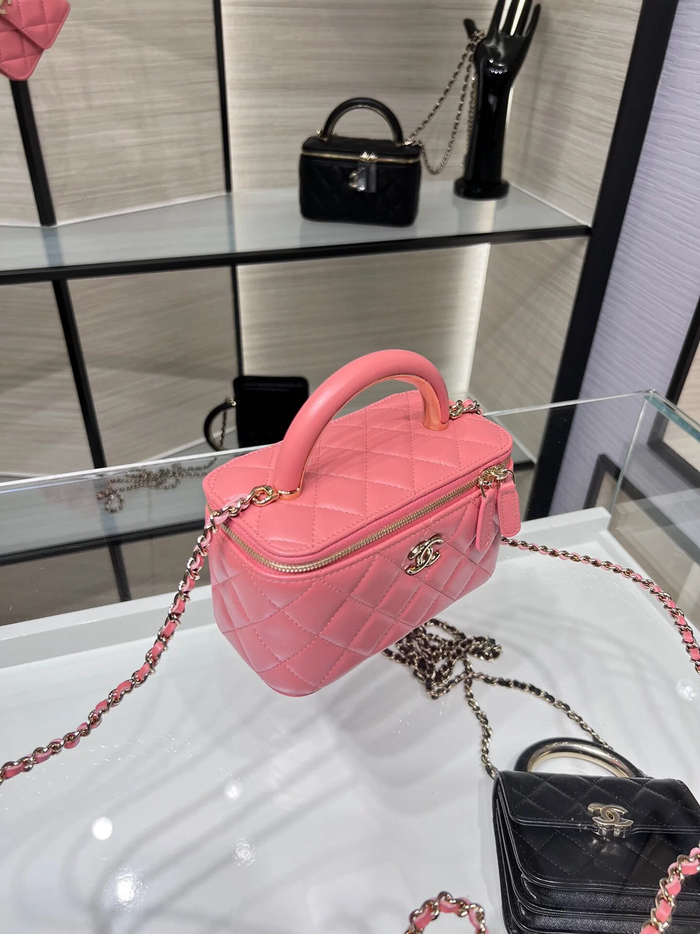 Сумочка для помады Chanel Métiers d'Art 2022 — квадратная, розовая, из овечьей кожи.