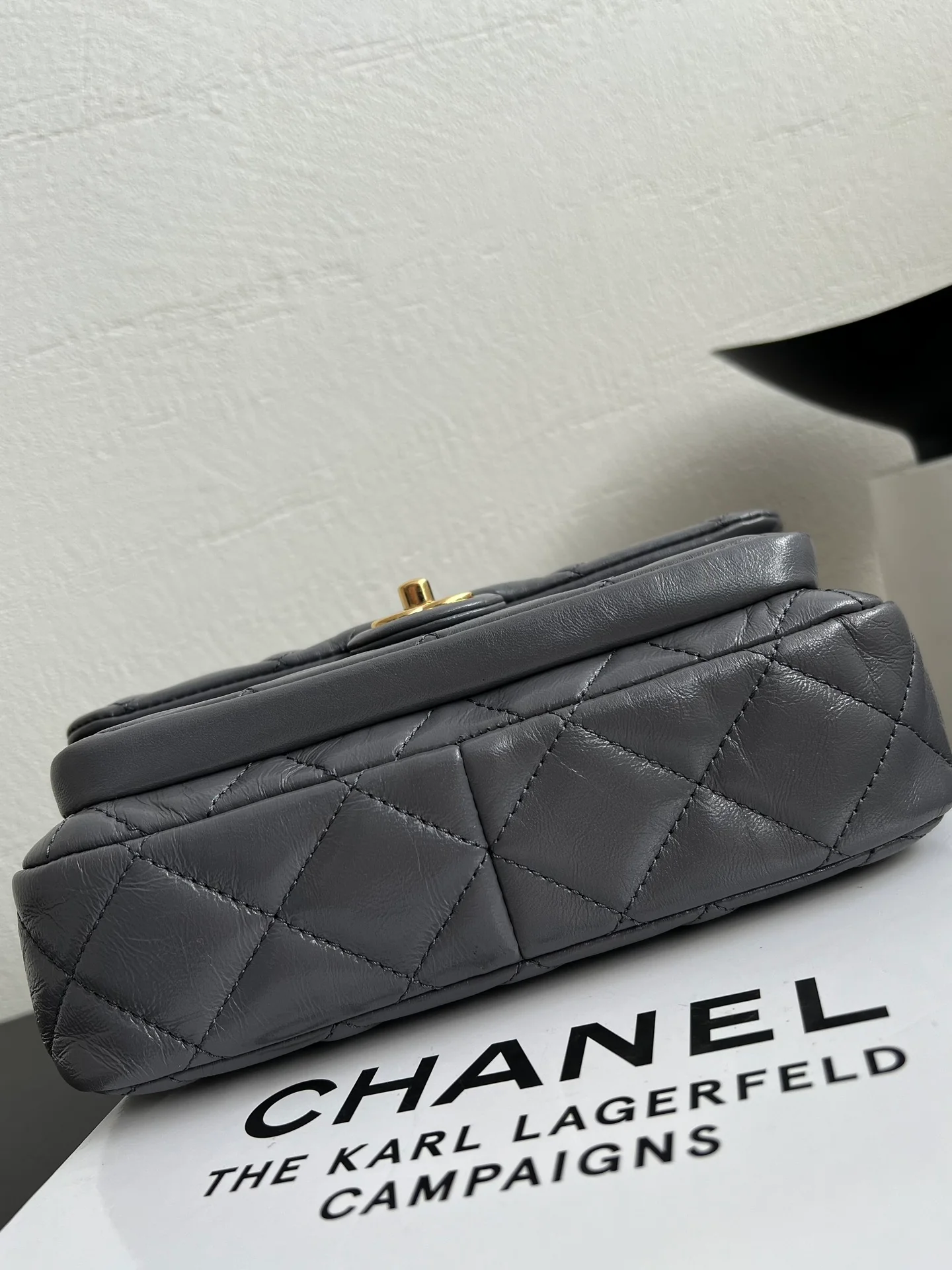 Chanel - Сумка-мессенджер с ручкой из овечьей кожи - Серая