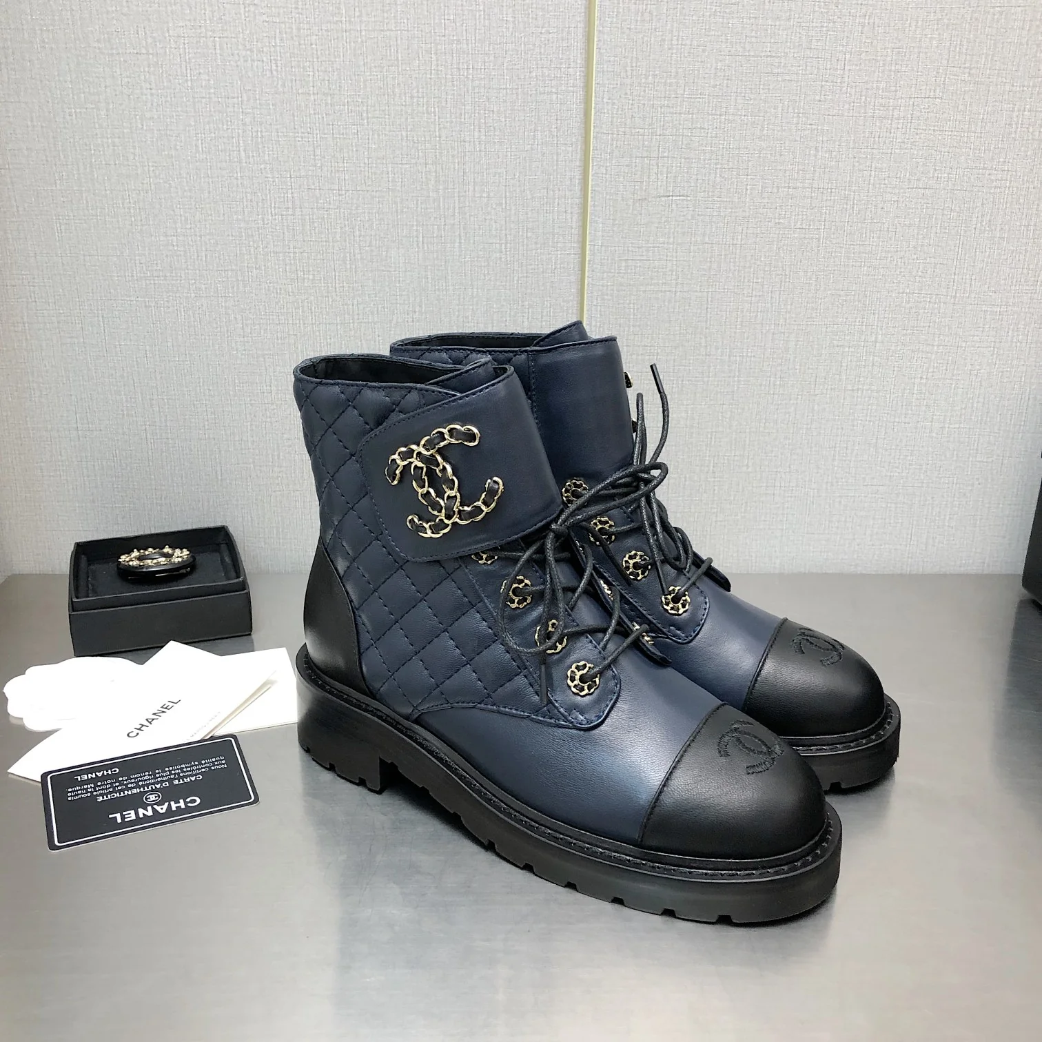 Стеганые ботильоны Chanel осень/зима 2022 — синие