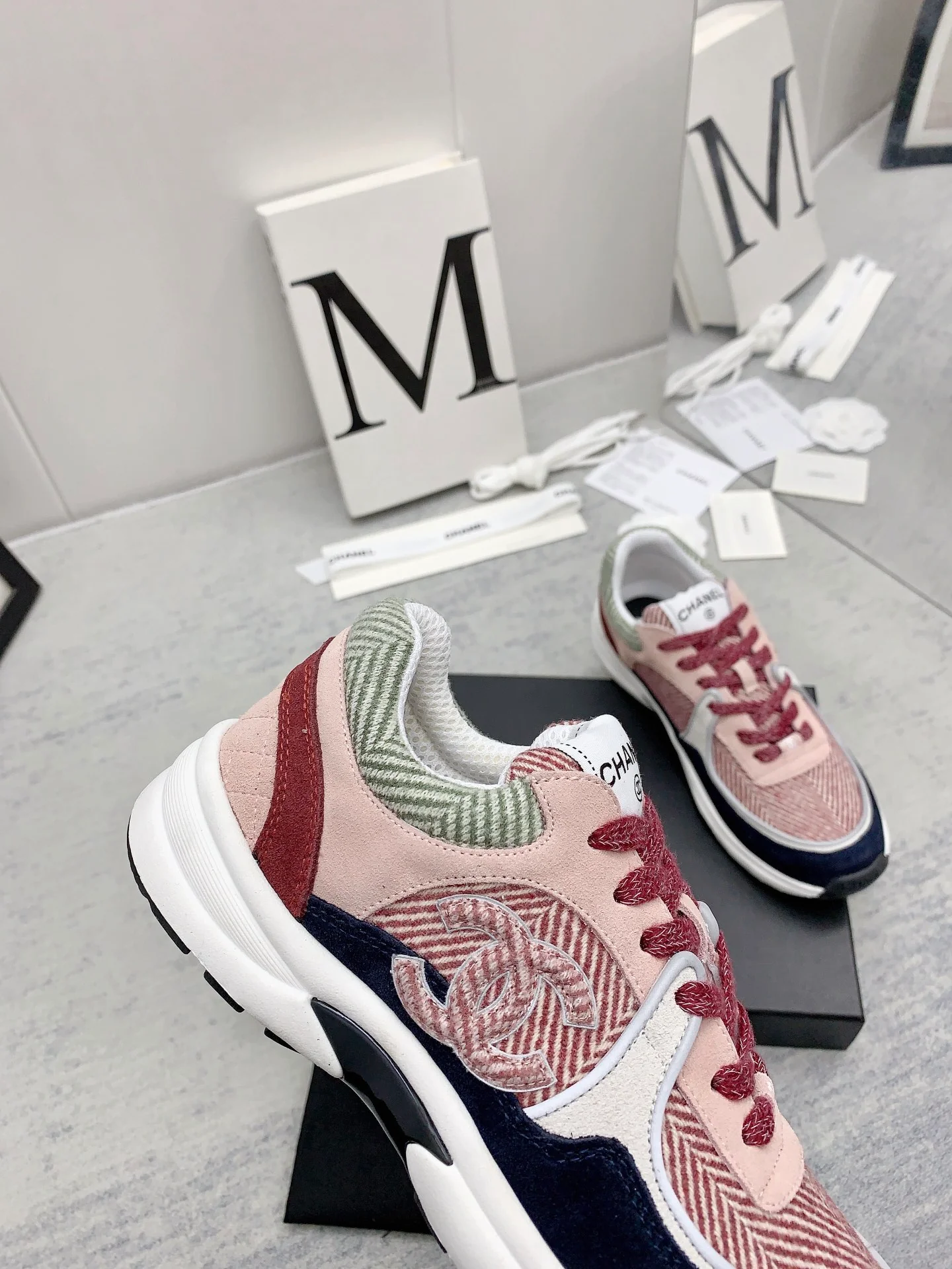 Chanel - Твидовые кроссовки в стиле пэчворк - Повседневные кроссовки - Светло-голубые