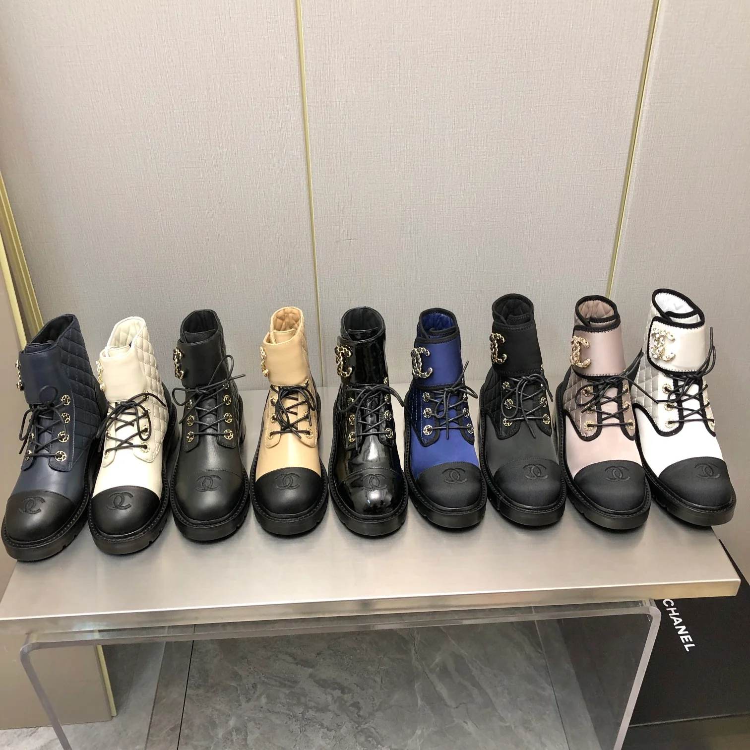 Стеганые ботильоны Chanel осень/зима 2022 — изображение из коллекции.