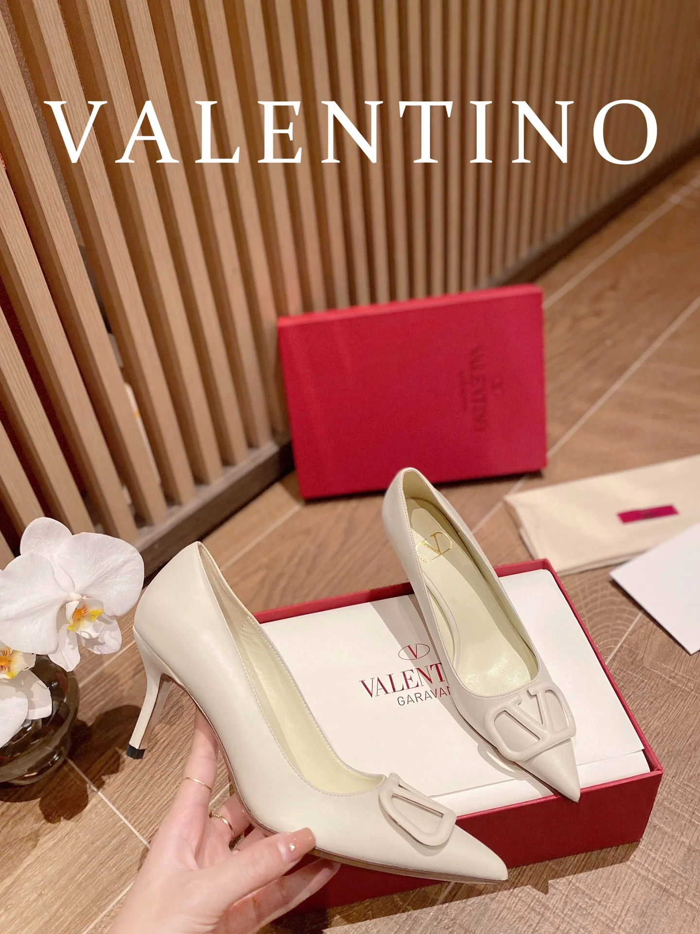 Туфли Valentino на V-образном кожаном каблуке с пряжкой - белые