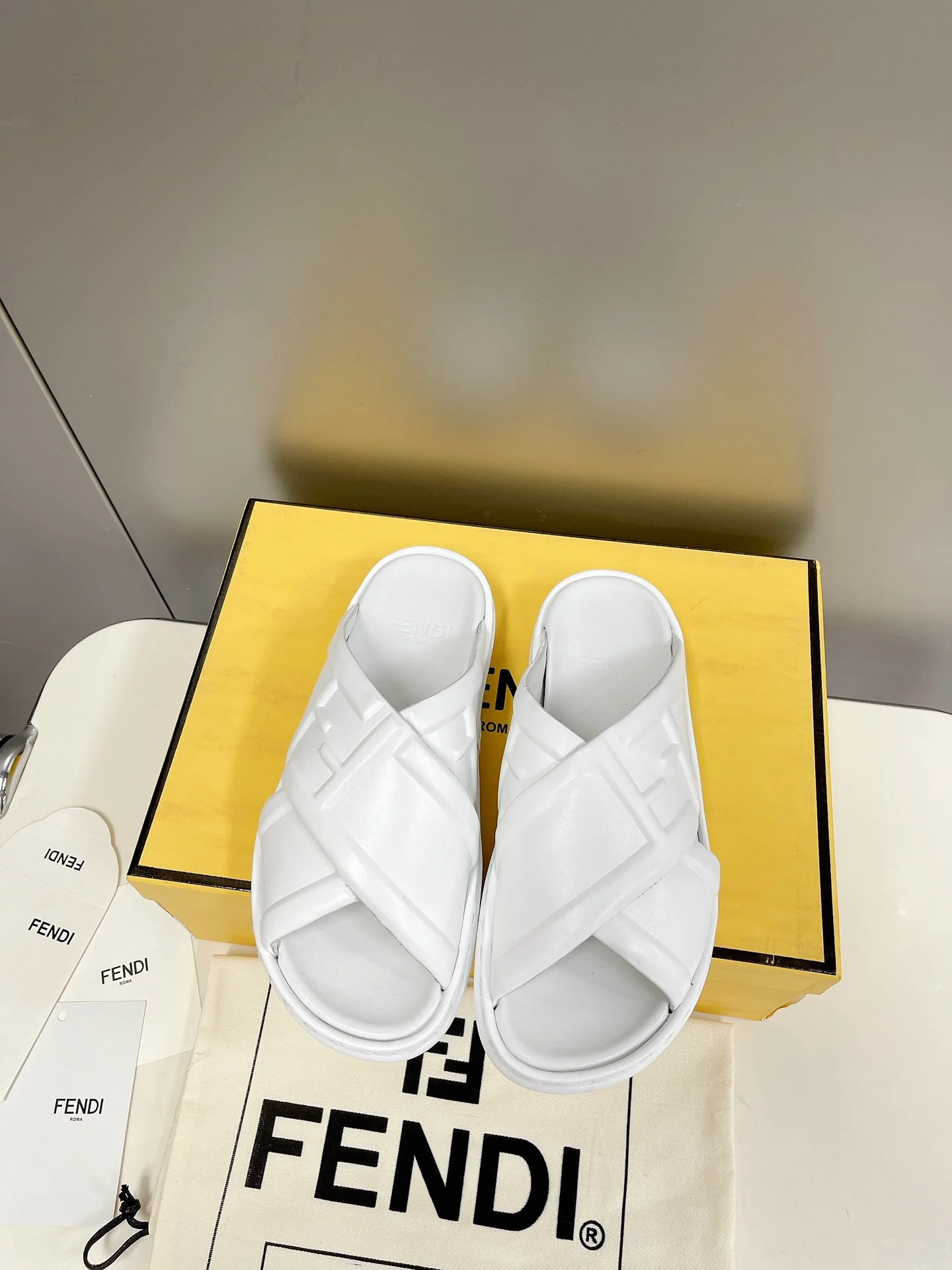 Fendi - Тапочки ?Белый хлеб?