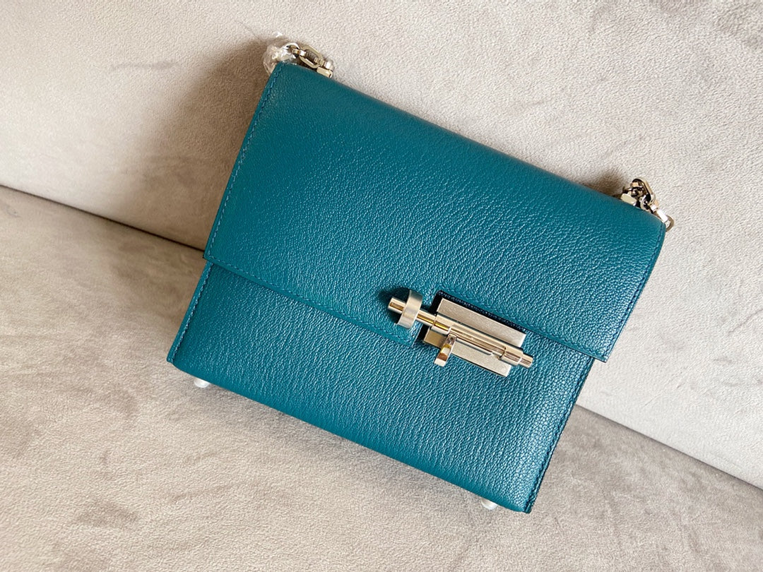 Миниатюрная сумка Hermes Verrou из козьей кожи, модель W0, цвет ?Босфор?, с серебряной пряжкой.