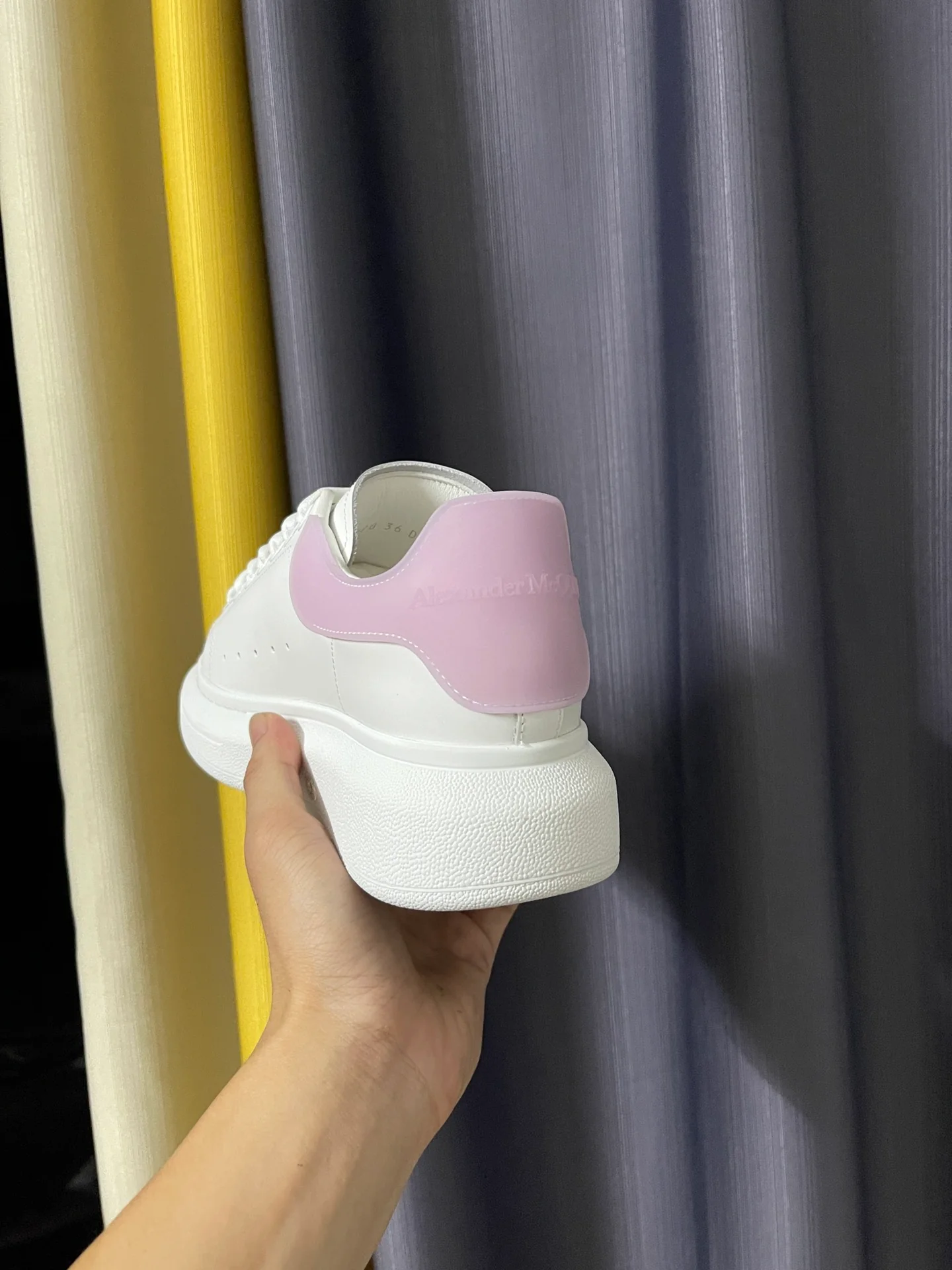 Классические белые кроссовки McQueen - унисекс - прозрачный фиолетовый каблук с эпоксидной смолой