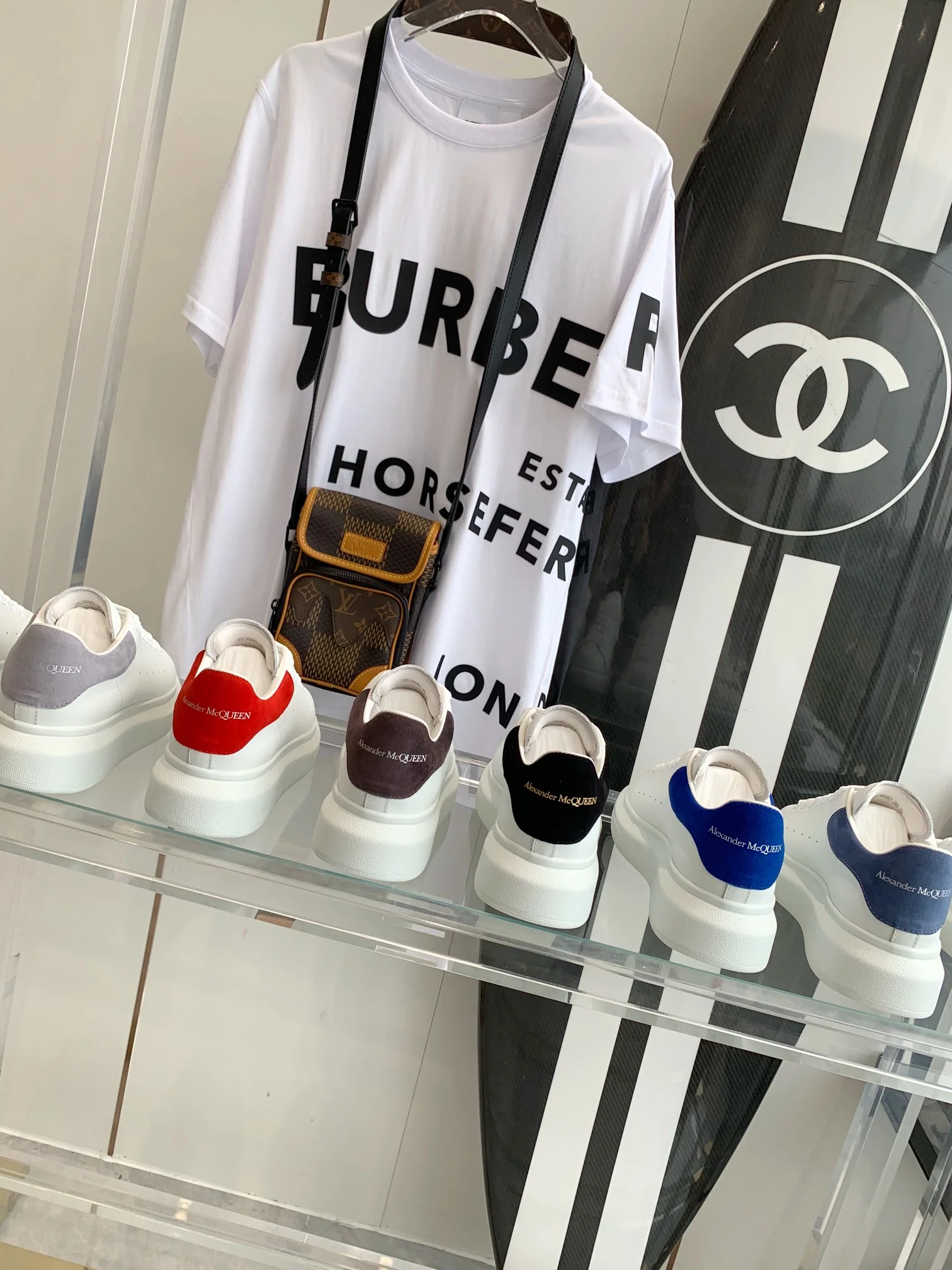 Коллекция классических белых кроссовок McQueen