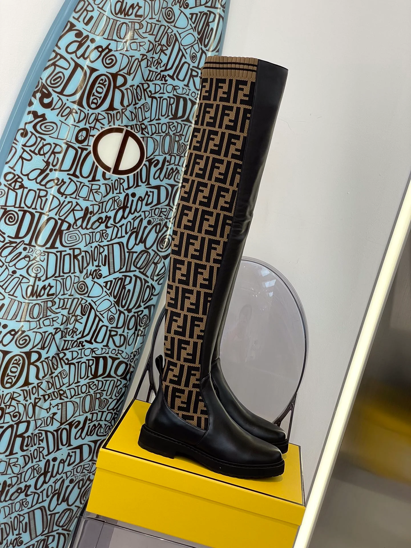 Fendi - Потрясающие ботфорты - Классический стиль с логотипом Coffee