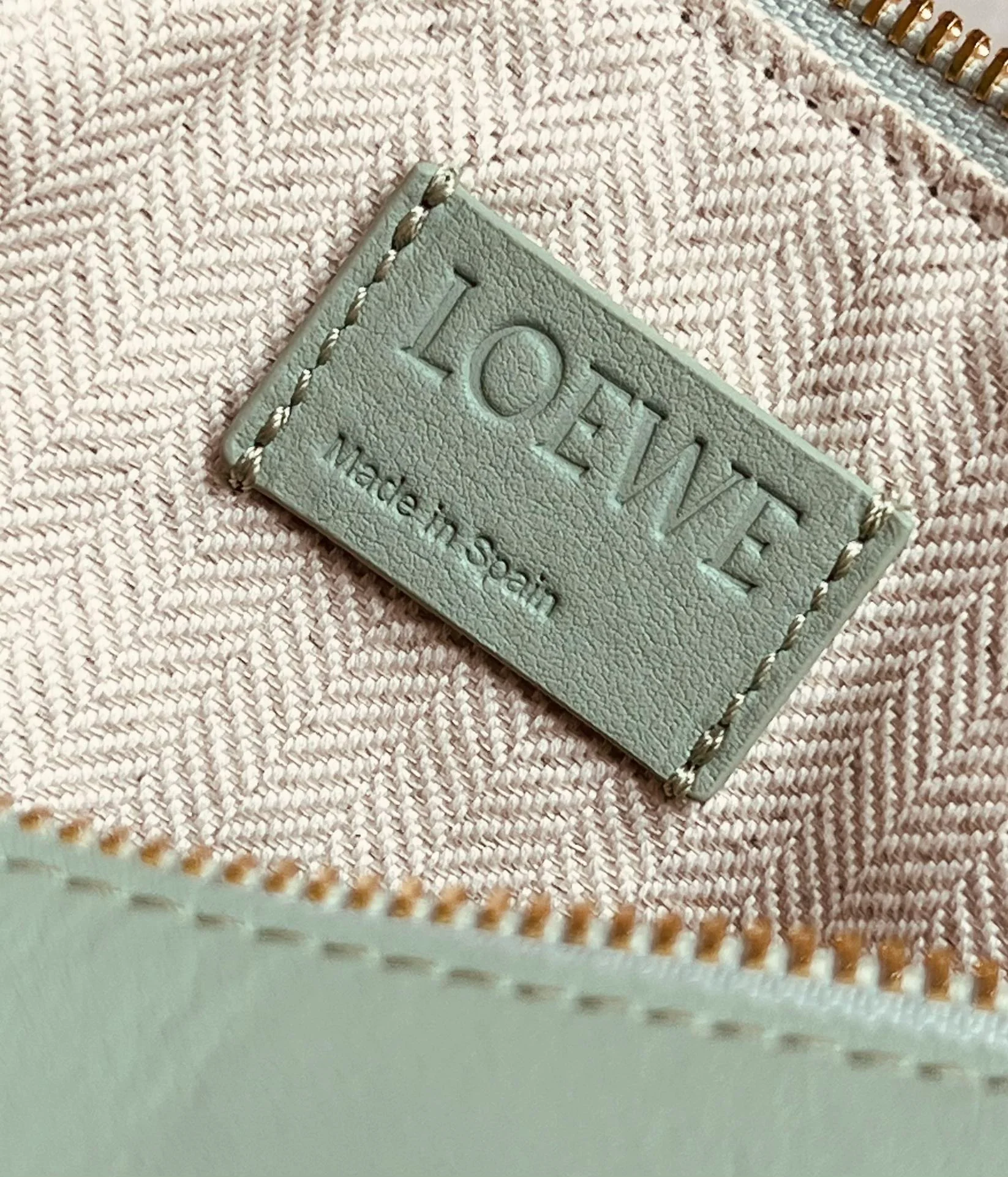 Сумка-хобо Loewe Hammock, светло-зеленая.