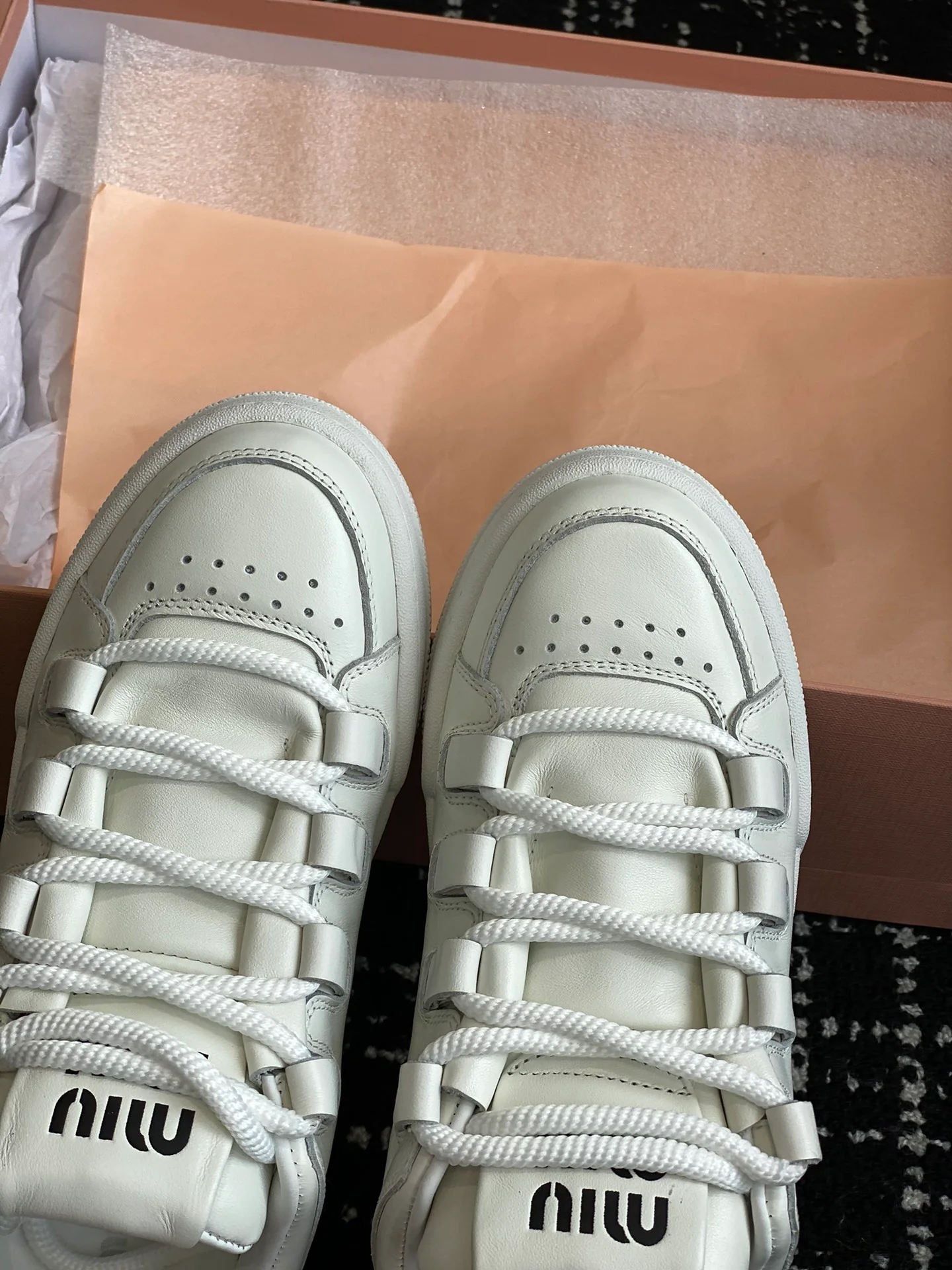 Кроссовки Miu Miu в стиле ретро с эффектом потертости - Повседневные кроссовки - Off-White