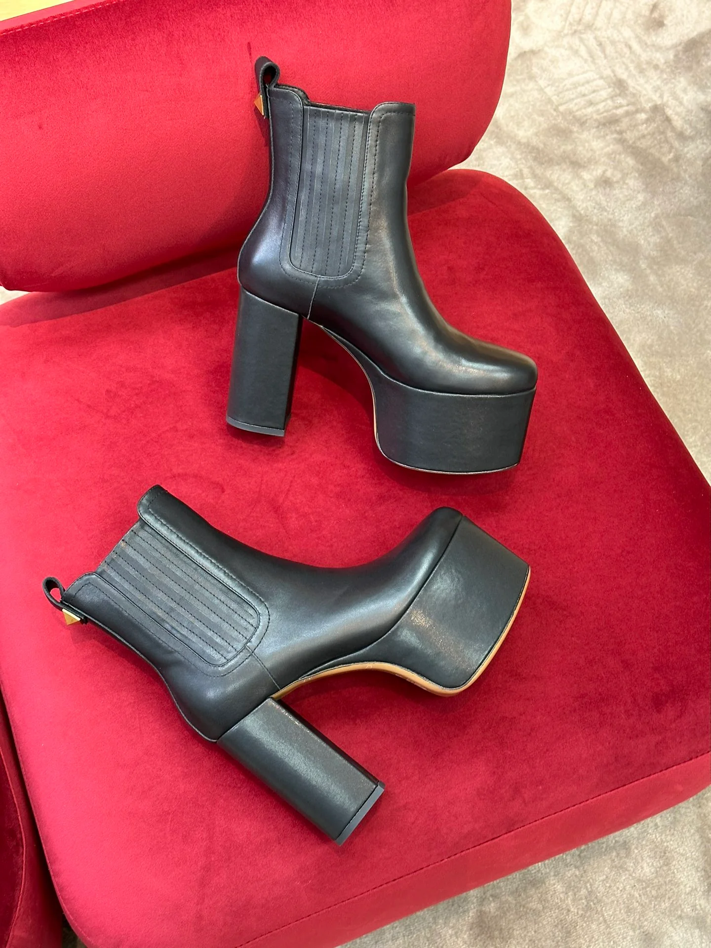 Новинка сезона осень/зима 2022 от Valentino - Ботильоны на высоком каблуке - Черные