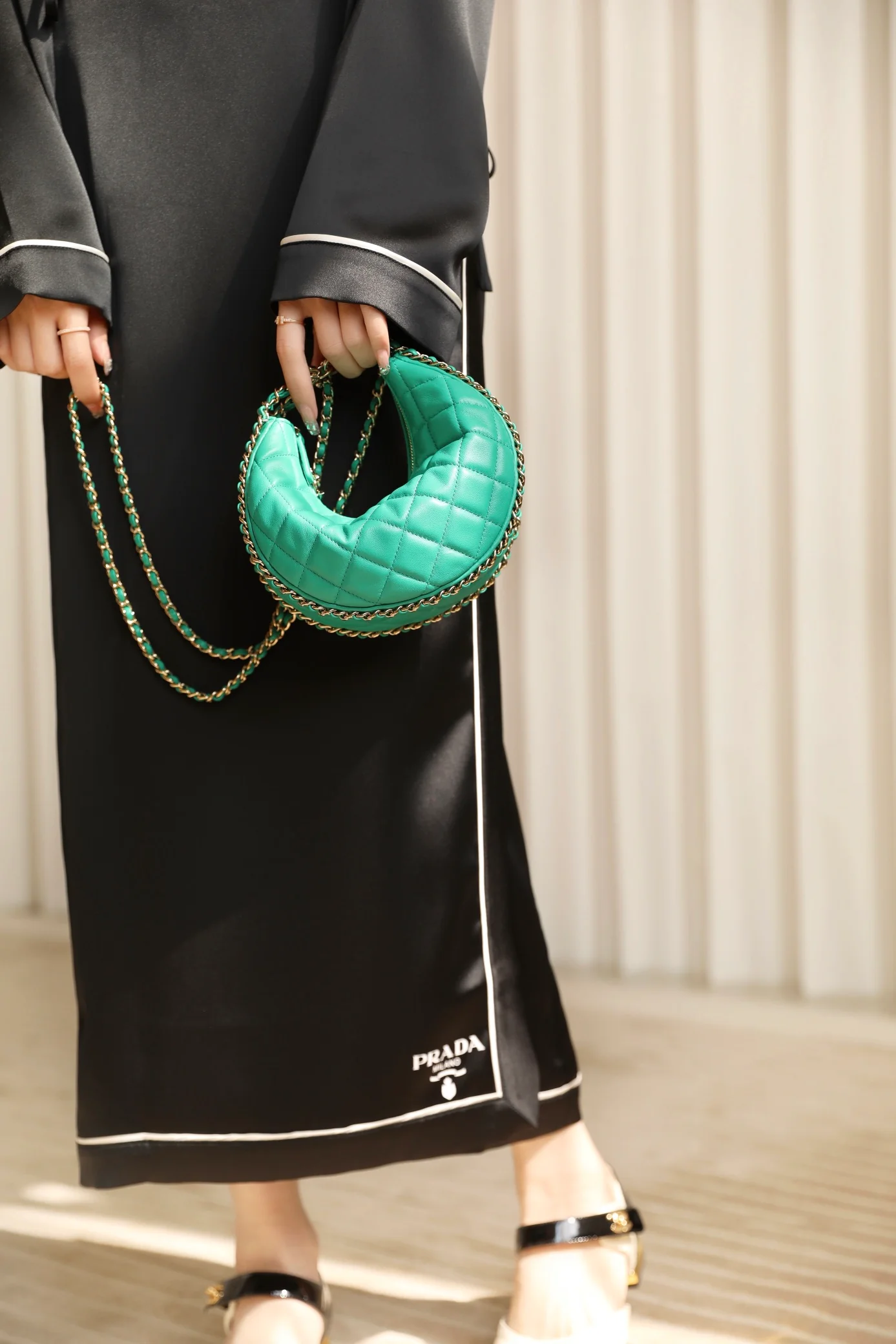 Новинка сезона весна/лето 2023 от Chanel - сумка ?Полумесяц? - маленькая - зеленая - фотографии на теле.