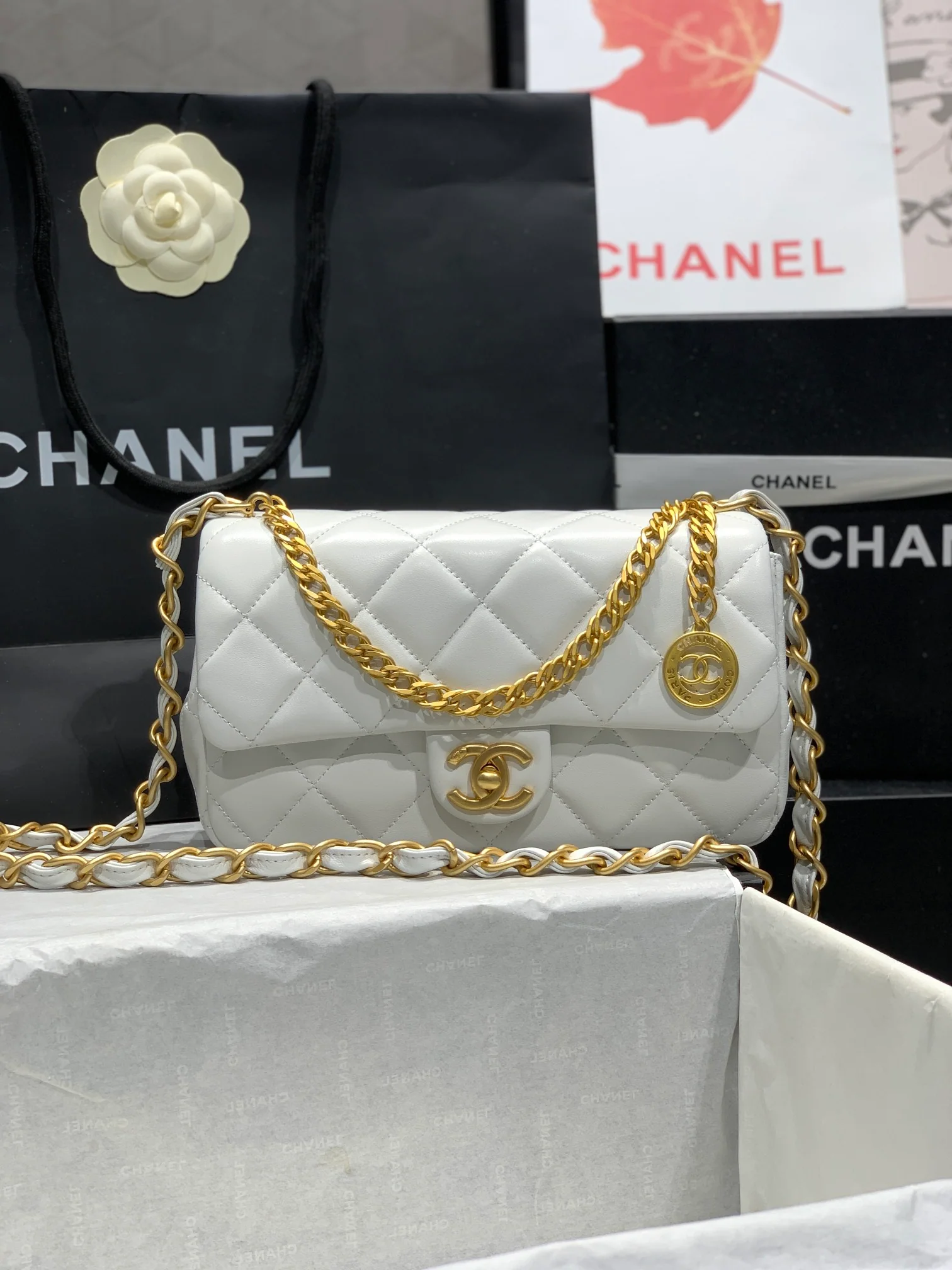 Новинка сезона весна/лето 2023 от Chanel - сумка Gold Coin CF, белая, большой размер.