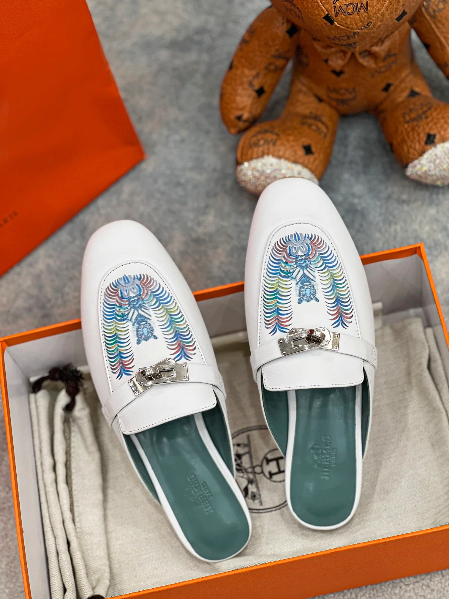 Новинка весны 2022 года от Hermes - мюли без шнурков.