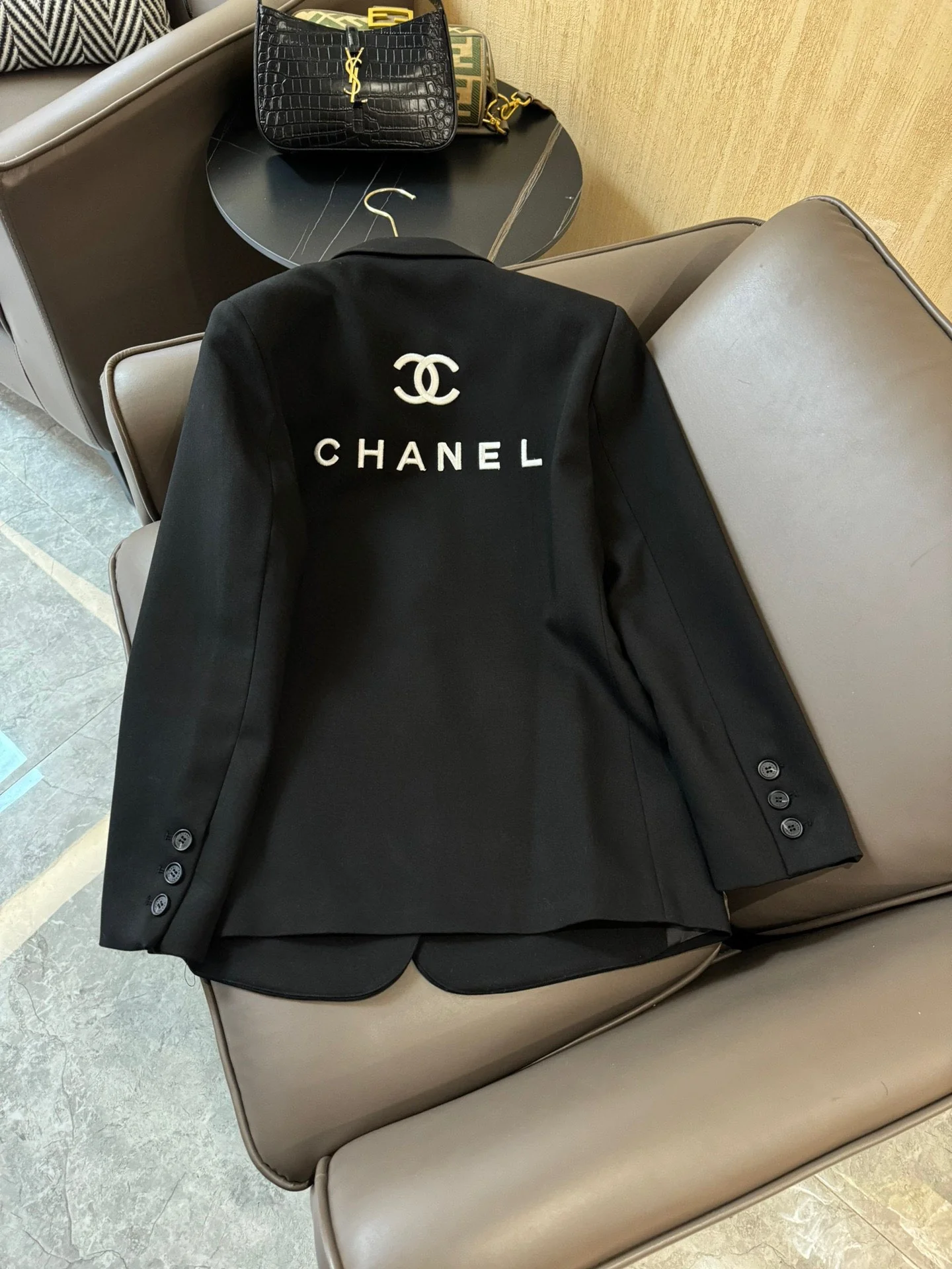 Новый пиджак Chanel 2403-4SS