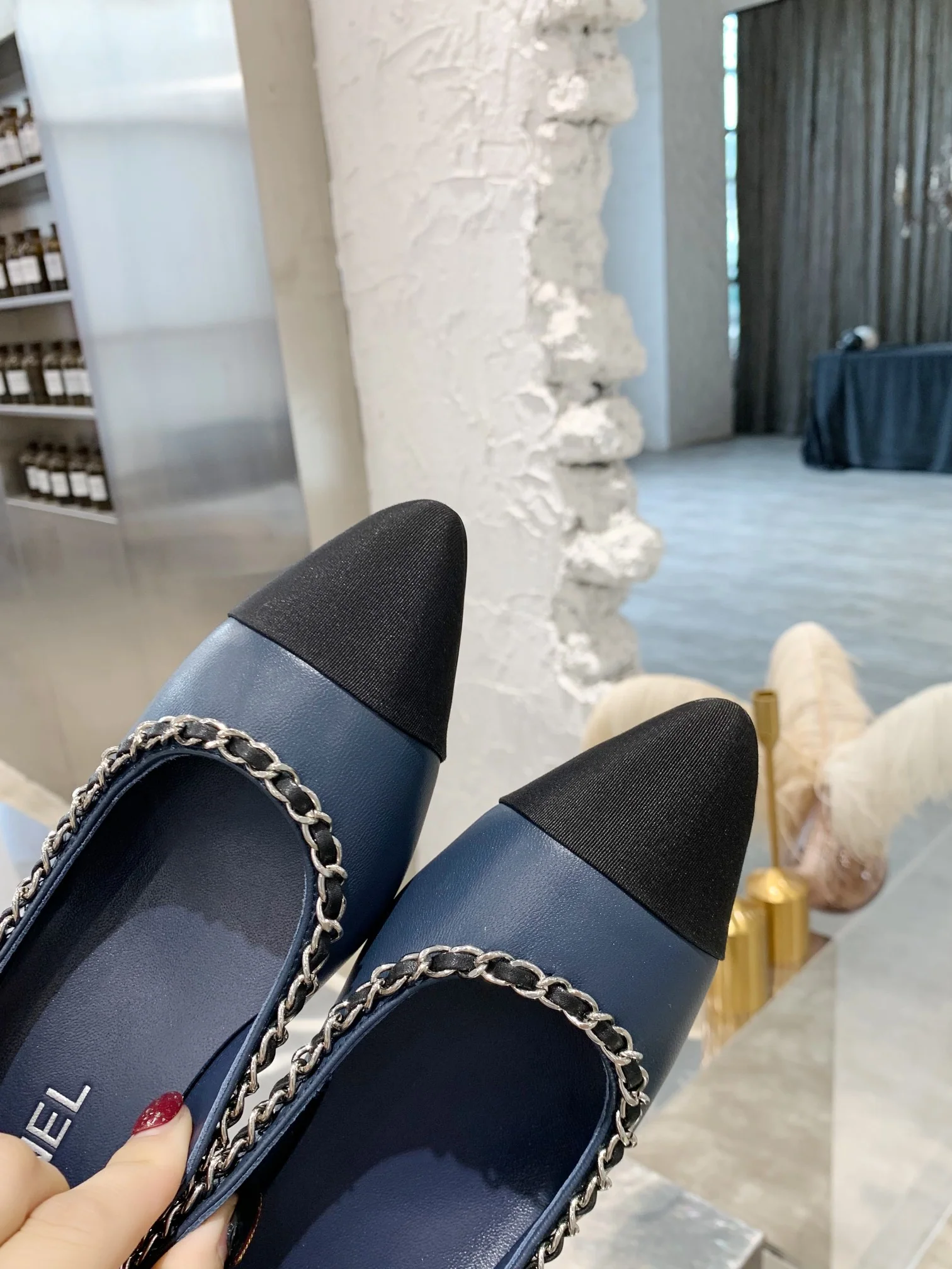 Туфли Chanel на низком каблуке с цепочкой и острым носком — синие.