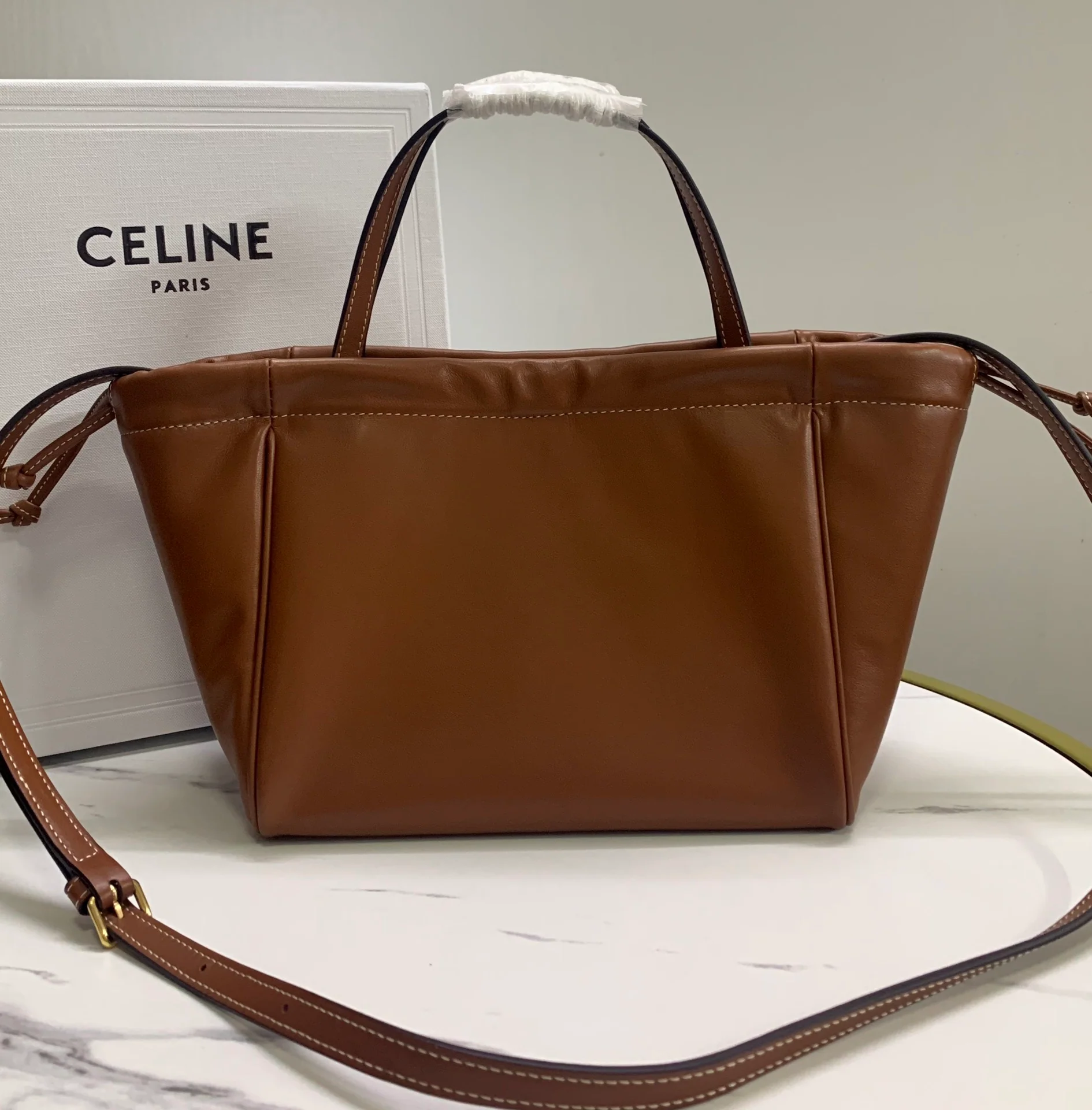 Сумка Celine Cabas Triomphe из гладкой кожи с завязками — коричневая — маленькая