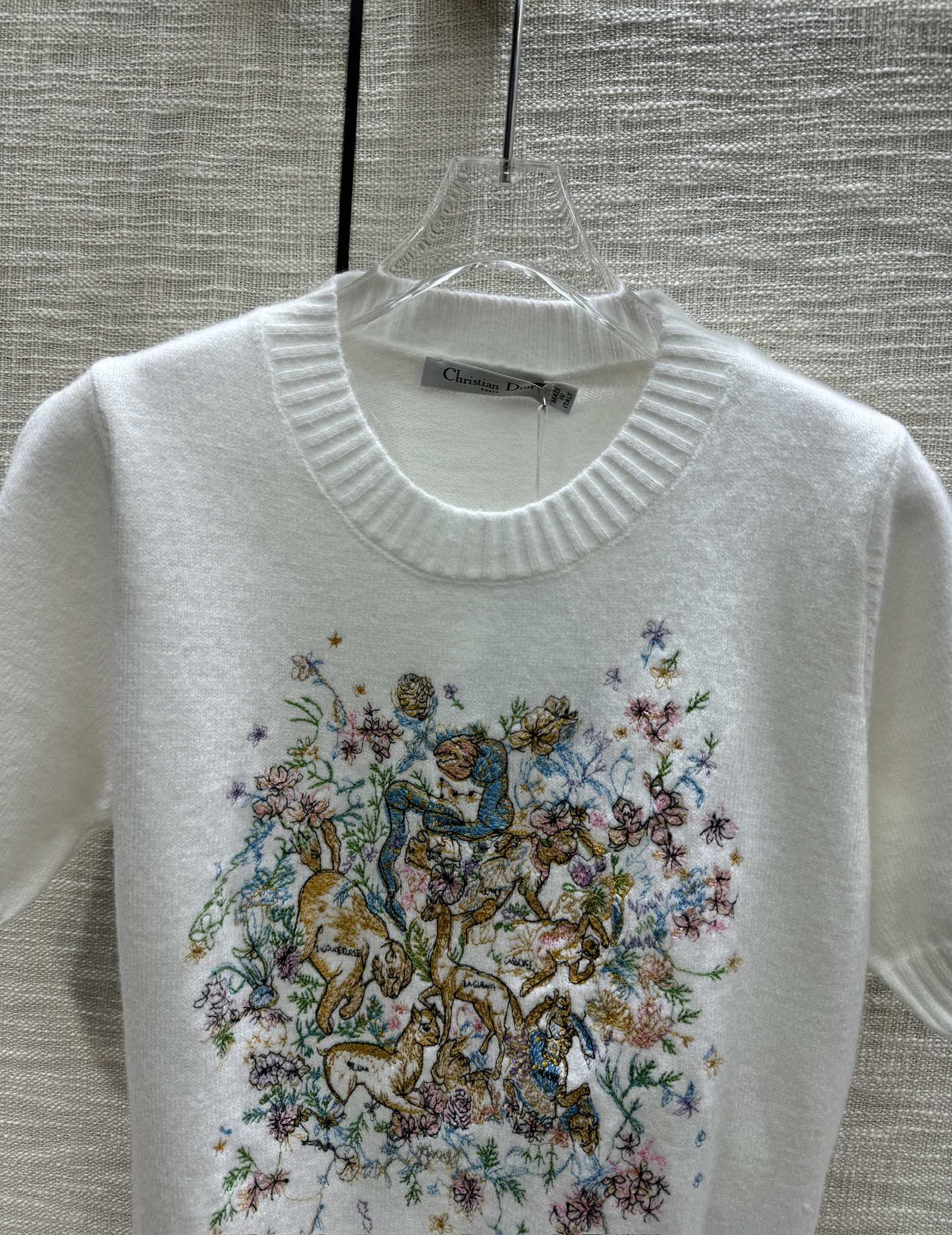 Dior - Коллекция ?Ранняя весна?, модель 2403-24, трикотажное платье с коротким рукавом и плотной вышивкой, белое.