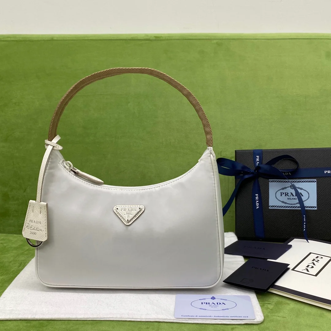 Нейлоновая сумка-хобо Prada, белая.