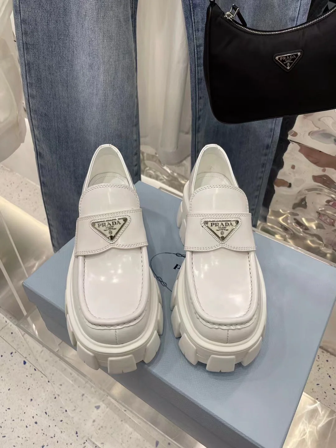 Лоферы на платформе Prada 2024 - белые