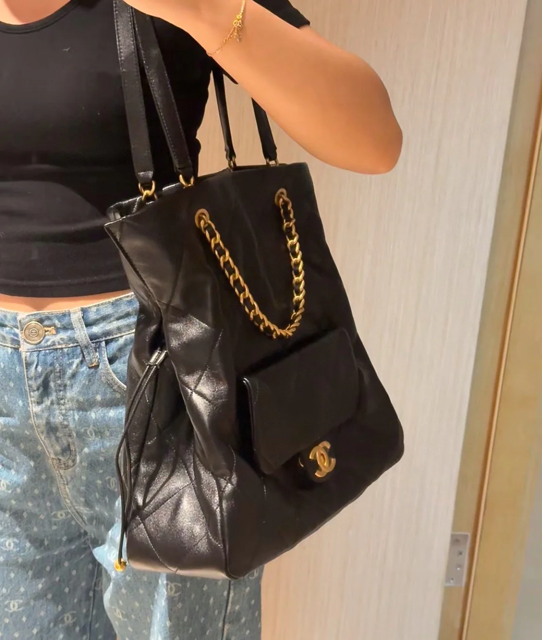 Большая сумка-шоппер Chanel 25c, черно-золотая.