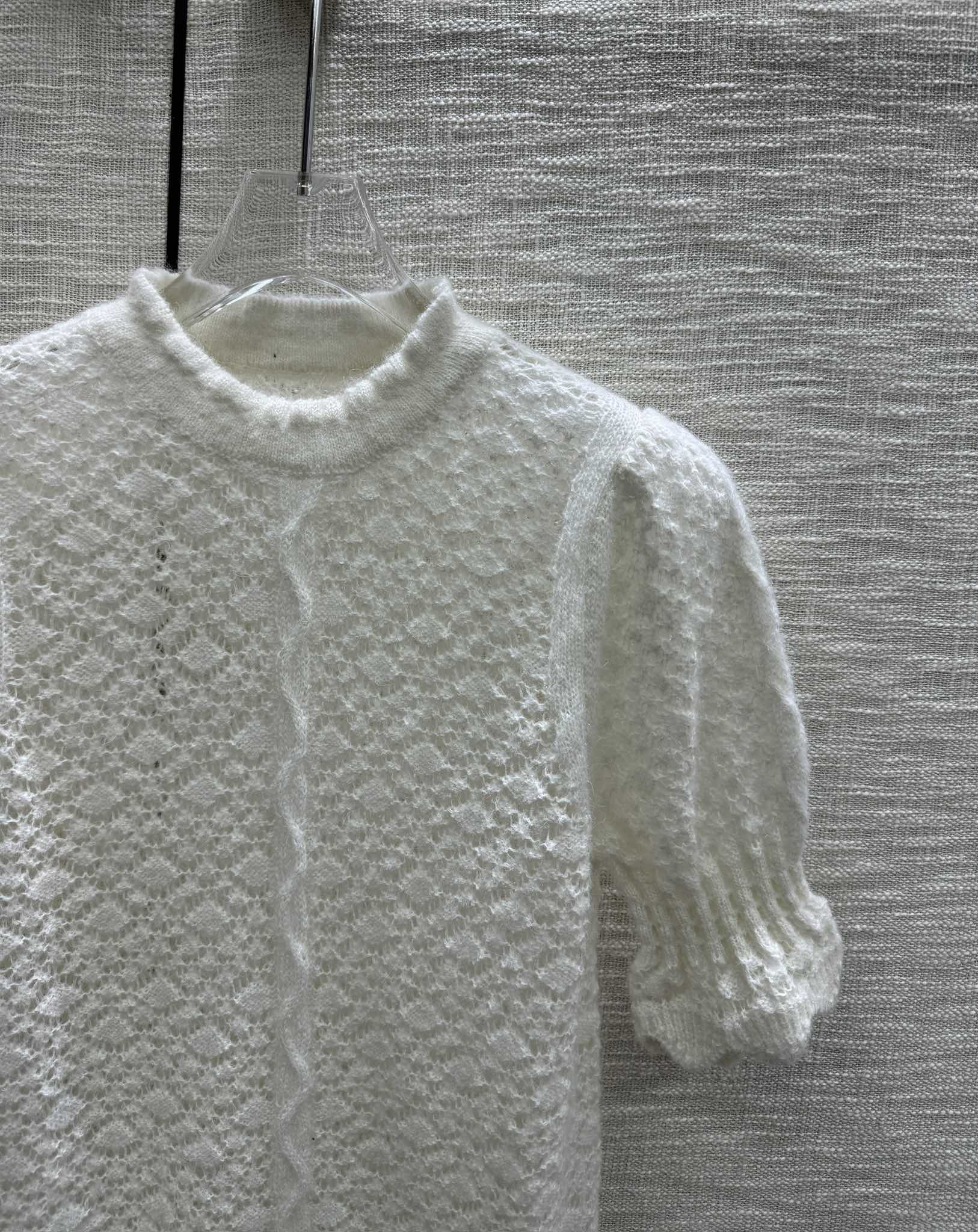 Chanel - 2403-24 Новинка ранней весны. Вязаный трикотажный топ с короткими рукавами и ажурным узором - Белый