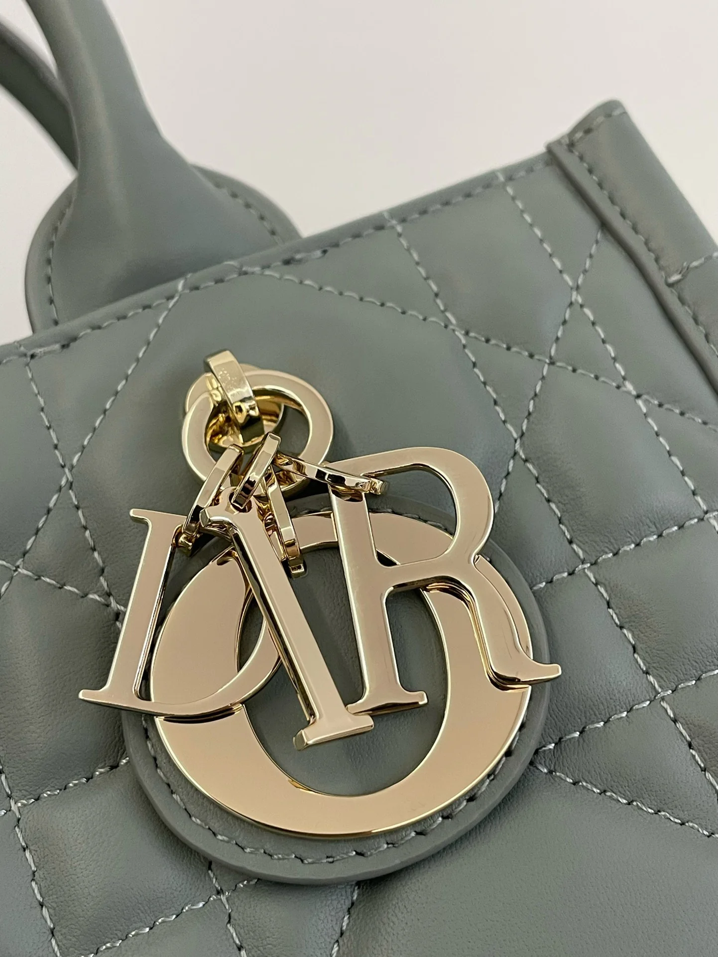 Маленькая стеганая сумка-тоут Dior из телячьей кожи - цвет 