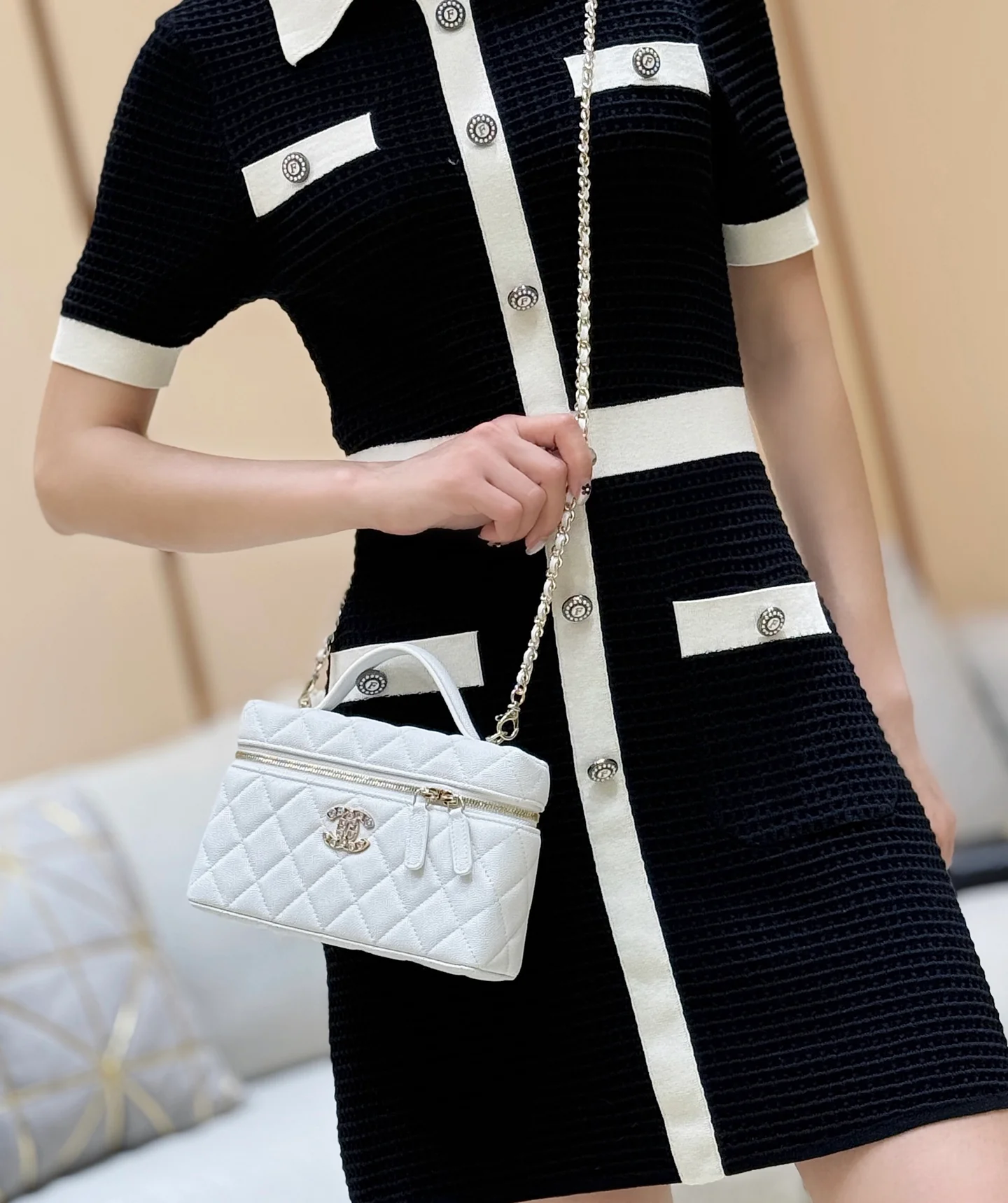 Сумка-ланчбокс Chanel 25p Limited Edition в форме сердца с бриллиантом — белая.