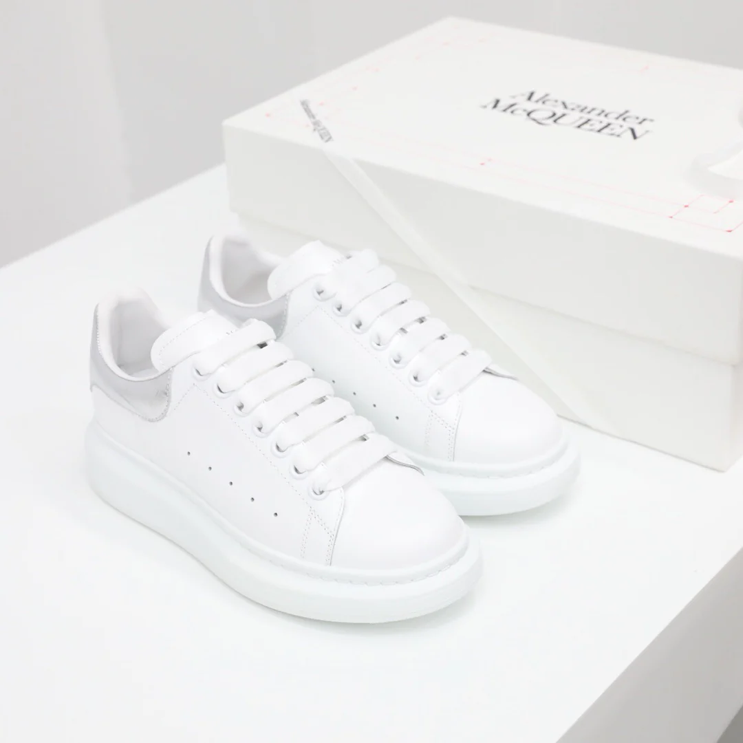 Классические белые кроссовки McQueen с крокодиловым принтом, серебристые.