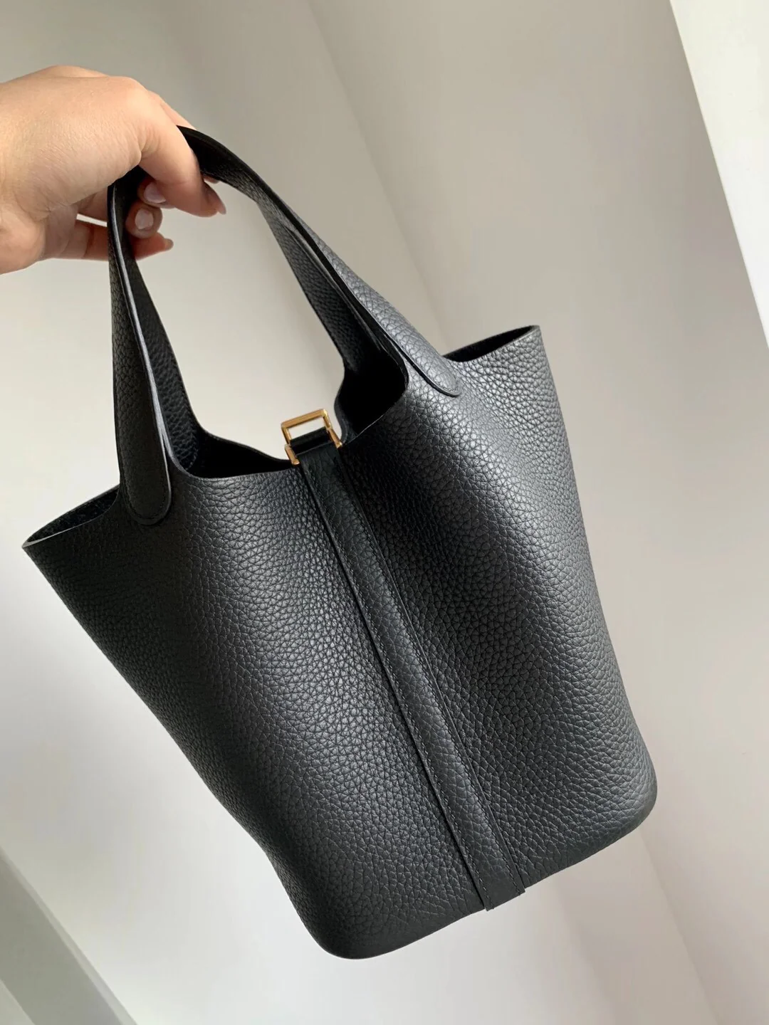 Часы Hermes Picotin 18, черные, с золотой пряжкой.