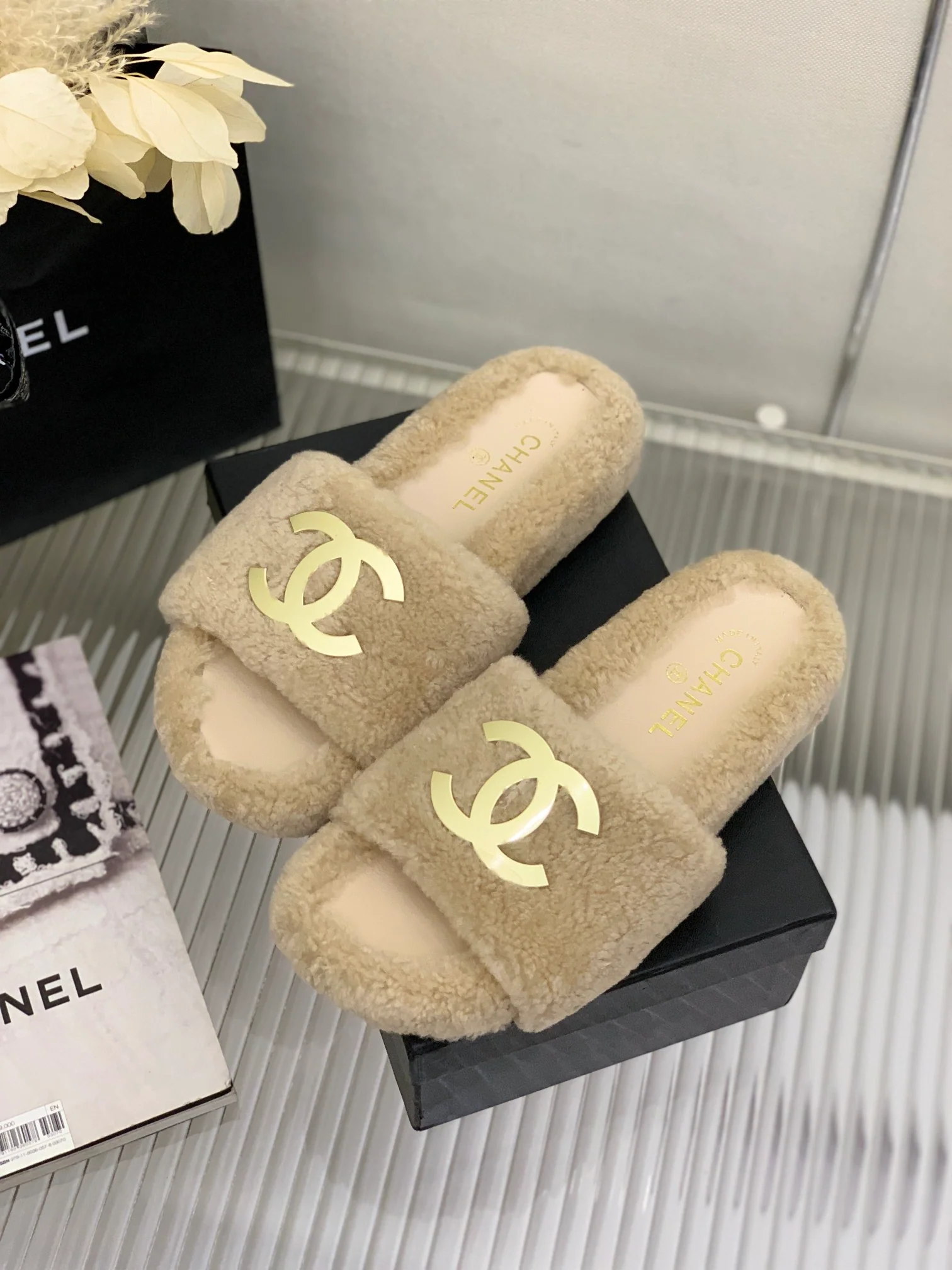 Новинка весны 2022 года от Chanel - Меховые тапочки
