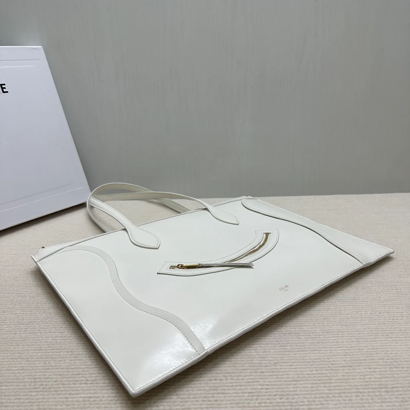 Новинка сезона весна/лето 2026 от Celine - Сумка с изображением смайлика - Белая