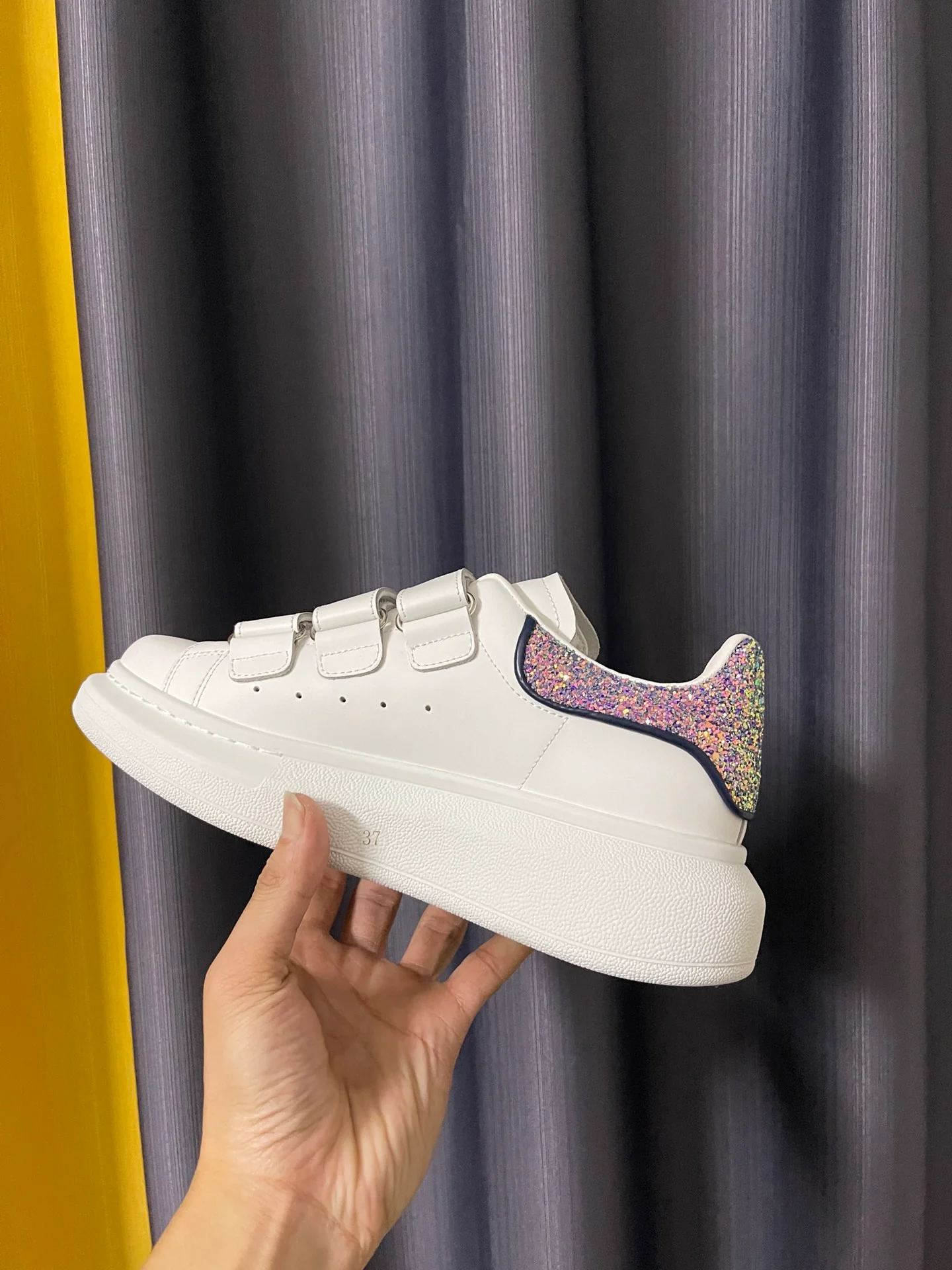 Классические белые кроссовки McQueen - унисекс - дизайн 