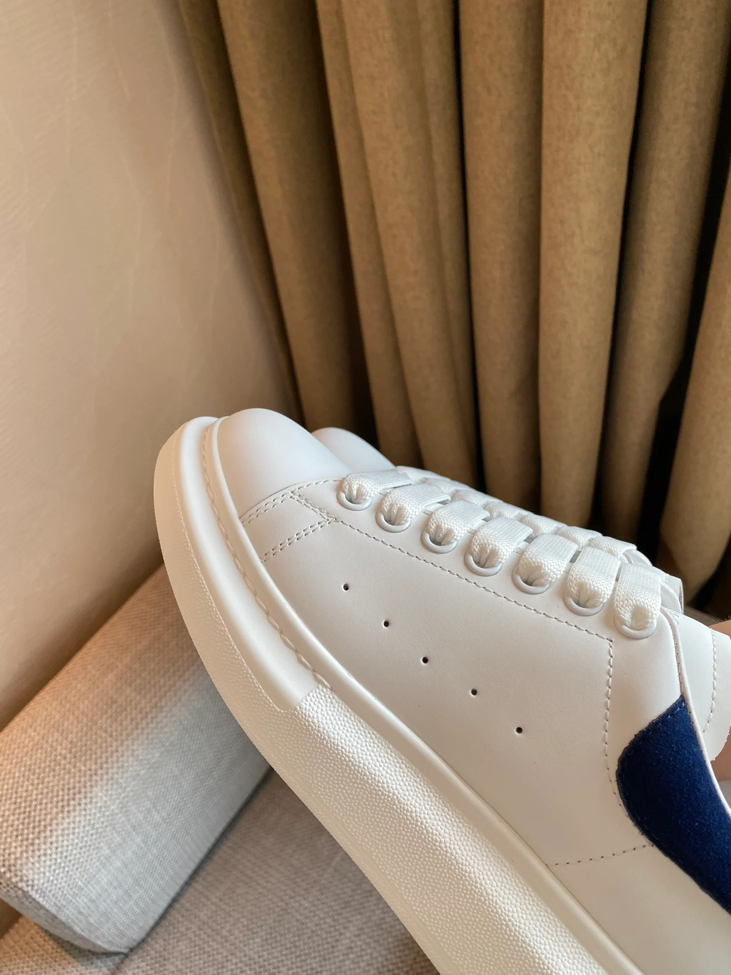 Классические белые кроссовки McQueen с замшевой подошвой и темно-синим каблуком