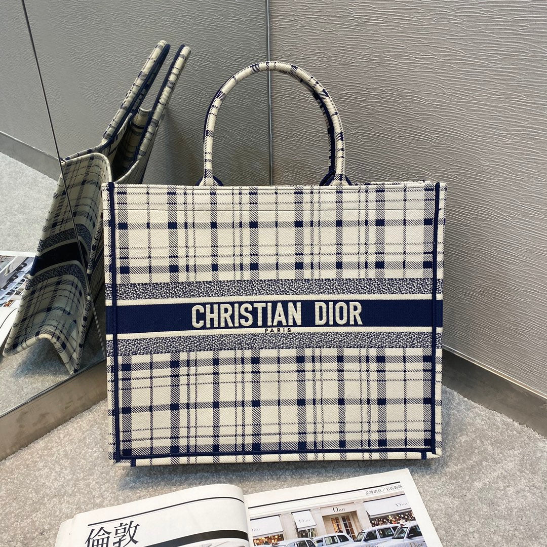 Сумка Dior Book Tote, большой размер 41-5 см, черно-белый клетчатый узор.
