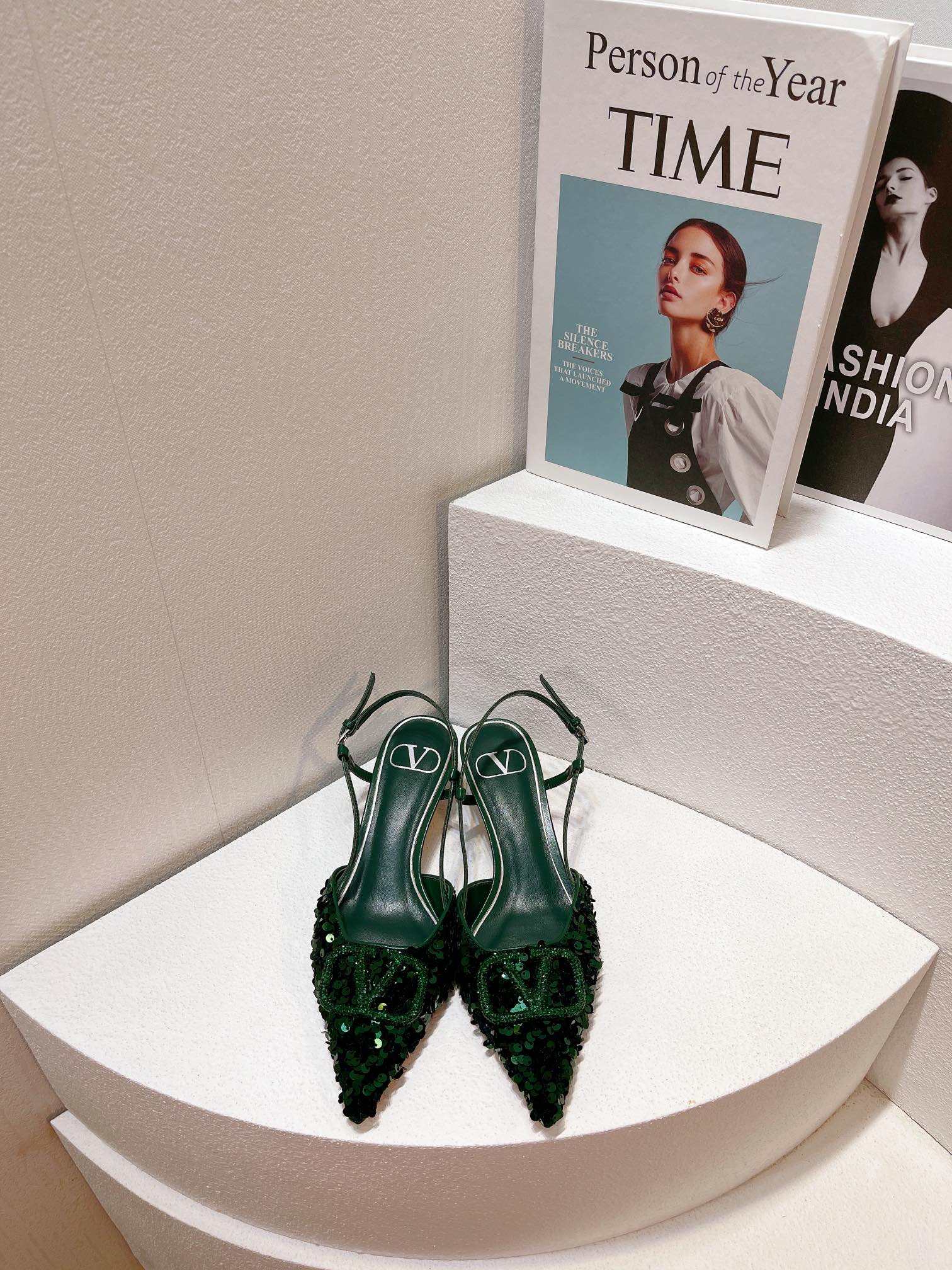 Новинка с официального сайта Valentino 2023 — Глянцевые босоножки на низком каблуке с острым носком — 4 см — Зеленые