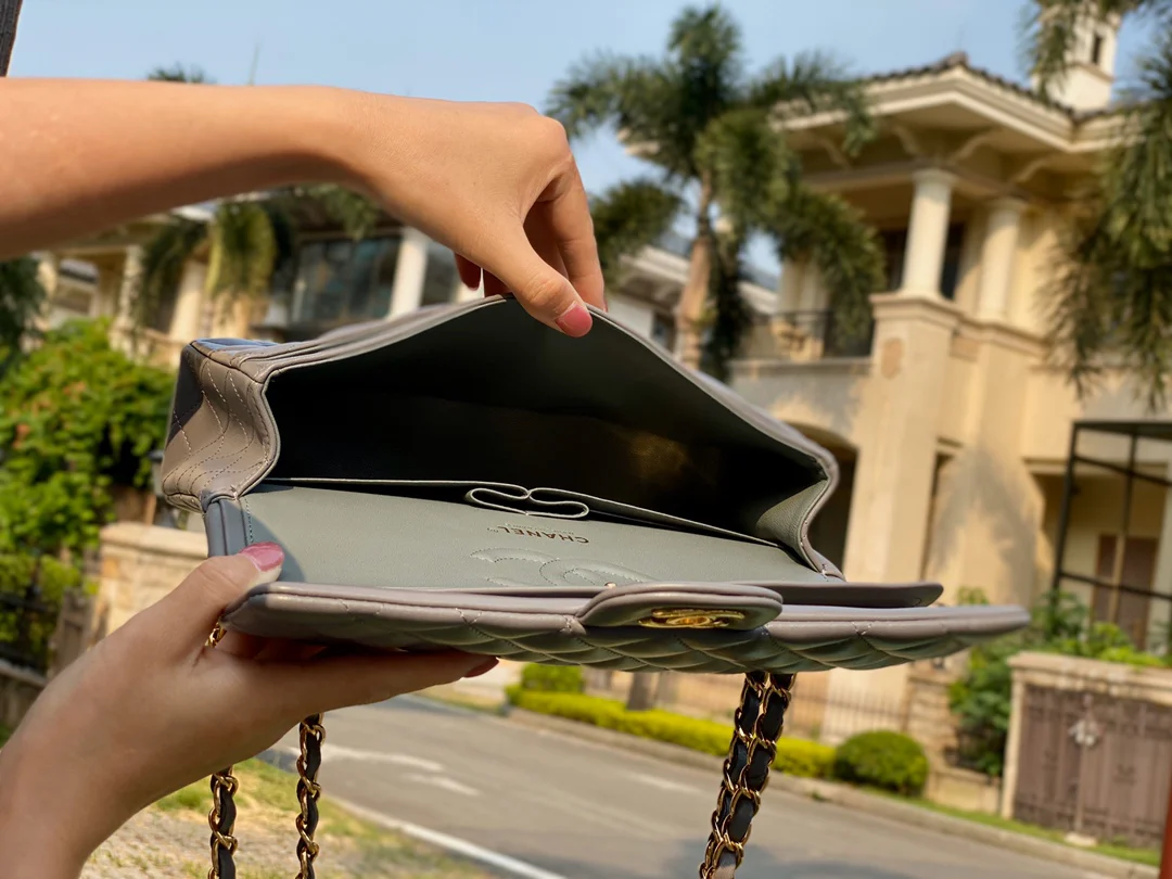 Классическая сумка Chanel из овечьей кожи CF — элегантная серая с золотой фурнитурой — 25 см