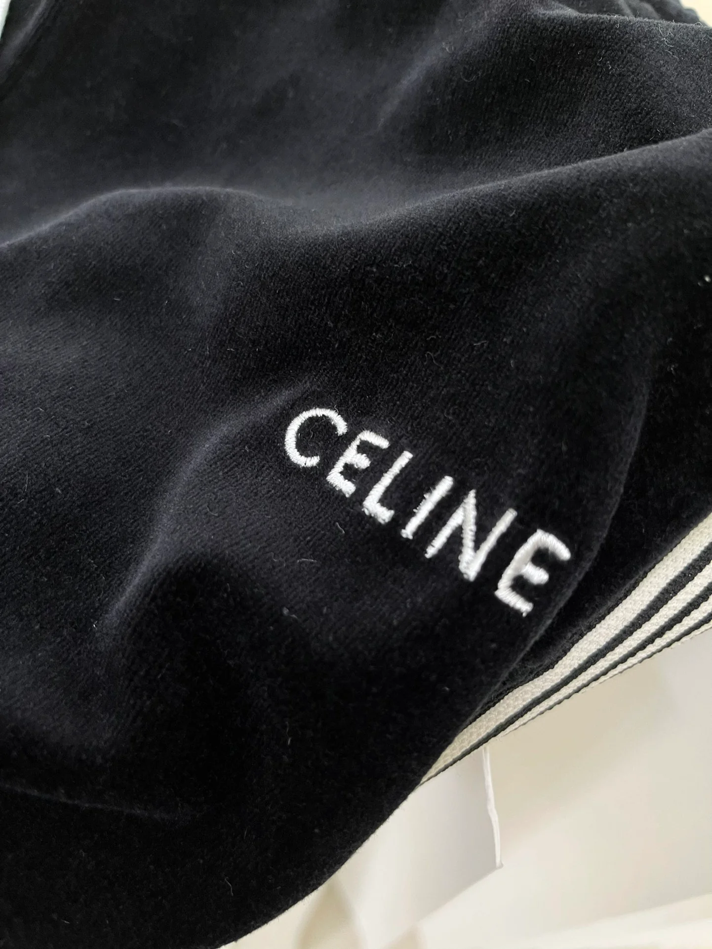 Коллекция Celine 2403-24 ?Ранняя весна?: Новые бархатные брюки