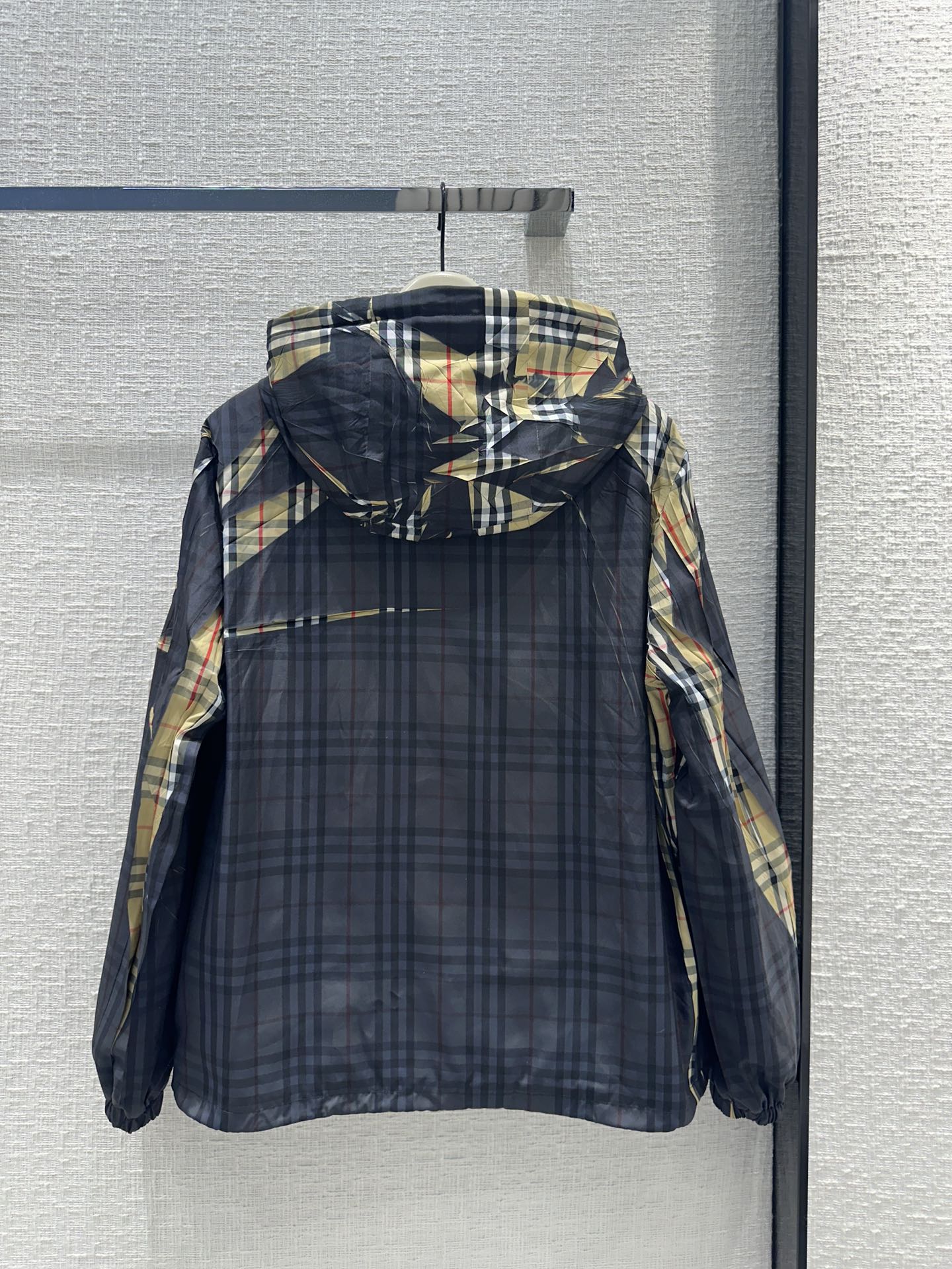 Burberry - 2403-24 Новинка ранней весны. Куртка с капюшоном в клетку.