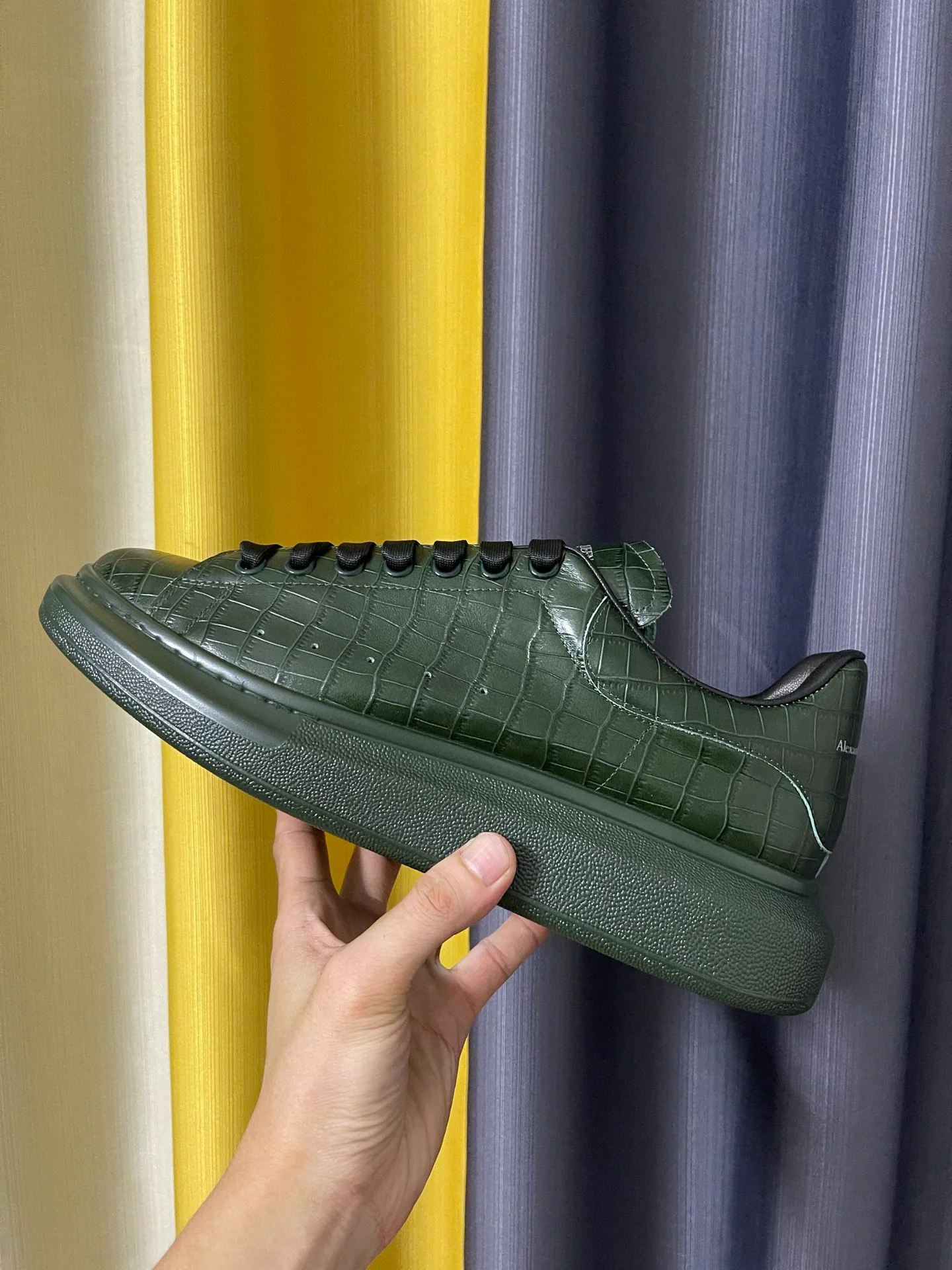 Классические белые кроссовки McQueen - унисекс - с масляной восковой обработкой и текстурой 