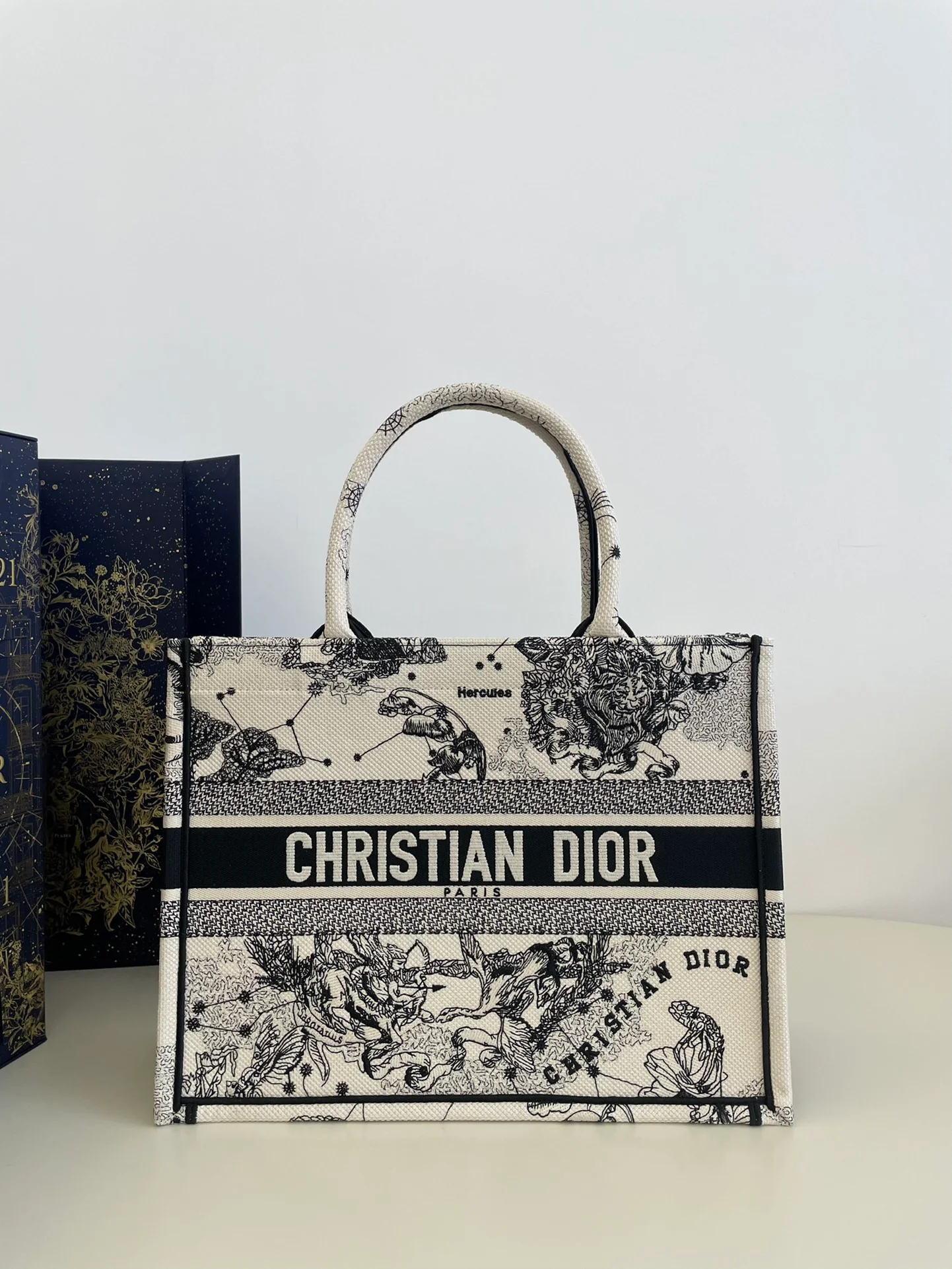 Новинка сезона весна/лето 2023 от Dior - Сумка-тоут - Серия ?Зодиак? - Белый - Средний размер