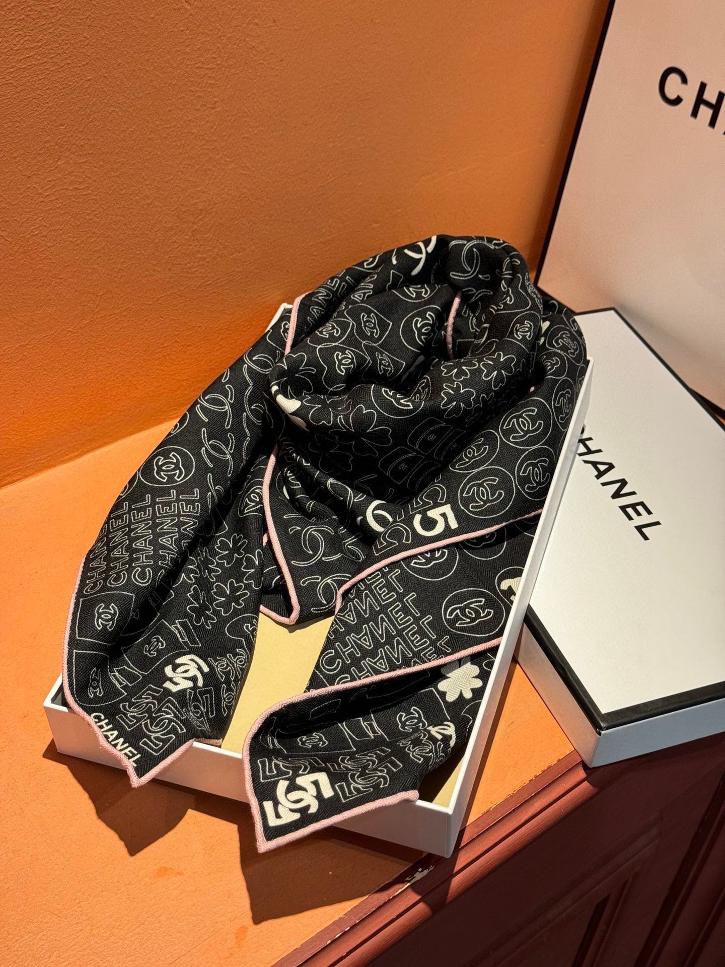 Большой шарф Chanel с логотипом 2024 года, черный.