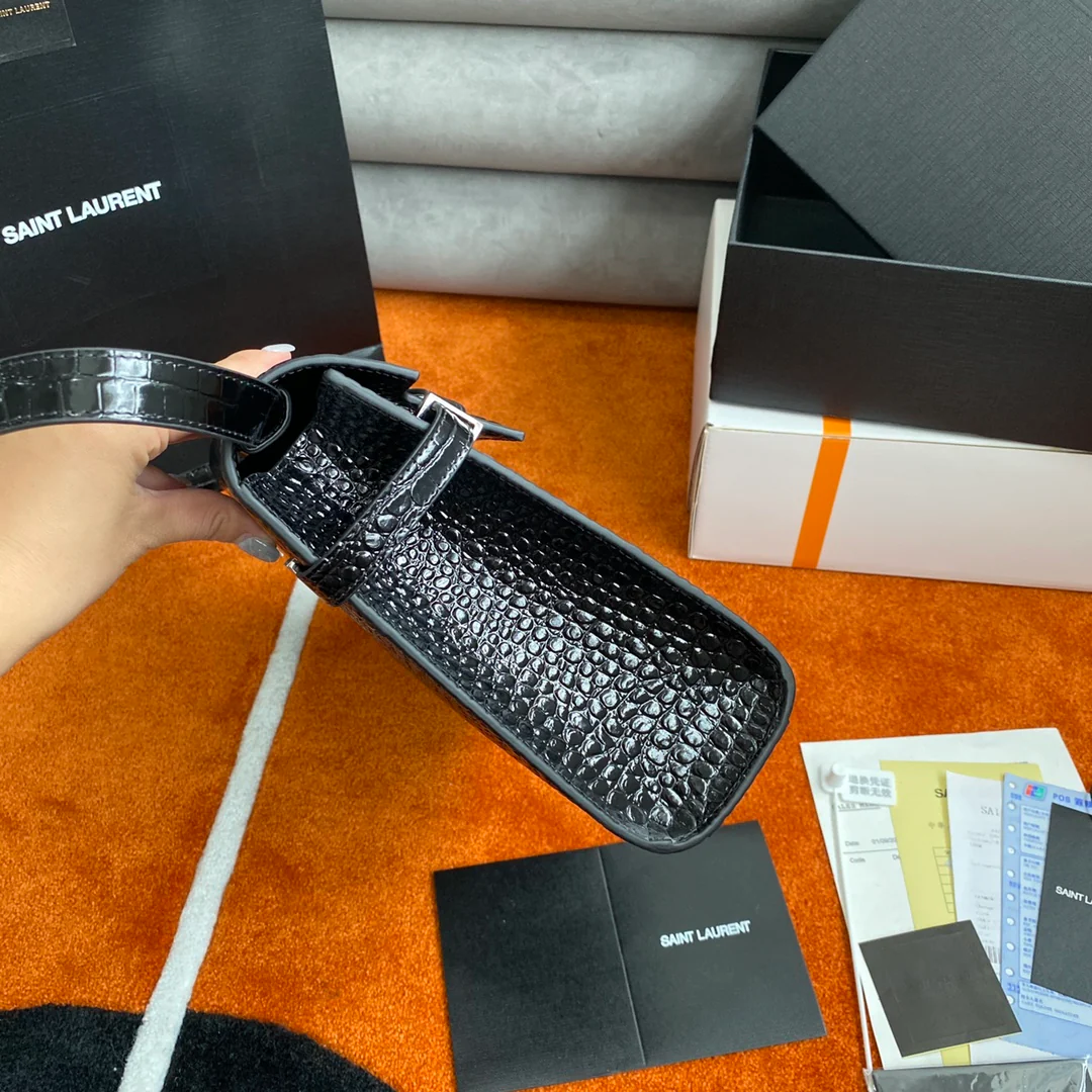 Сумка YSL Manhattan - фурнитура из серебра с тиснением под крокодиловую кожу.