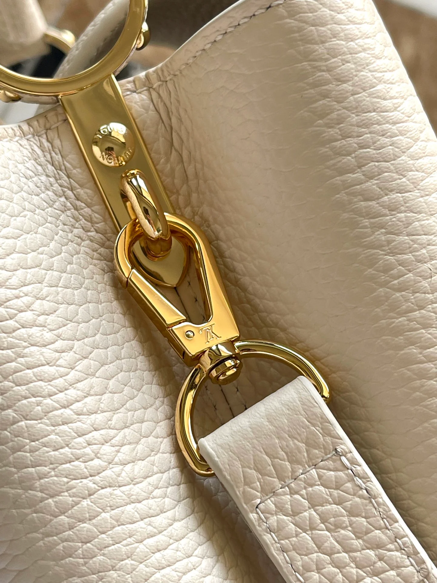 LV-m12751-capucines-small handbag-white
