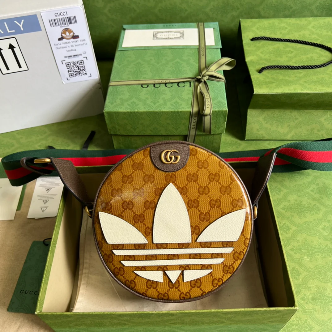 Сумка через плечо, созданная в рамках коллаборации Gucci-adidas x Gucci - 22x22x7 см.