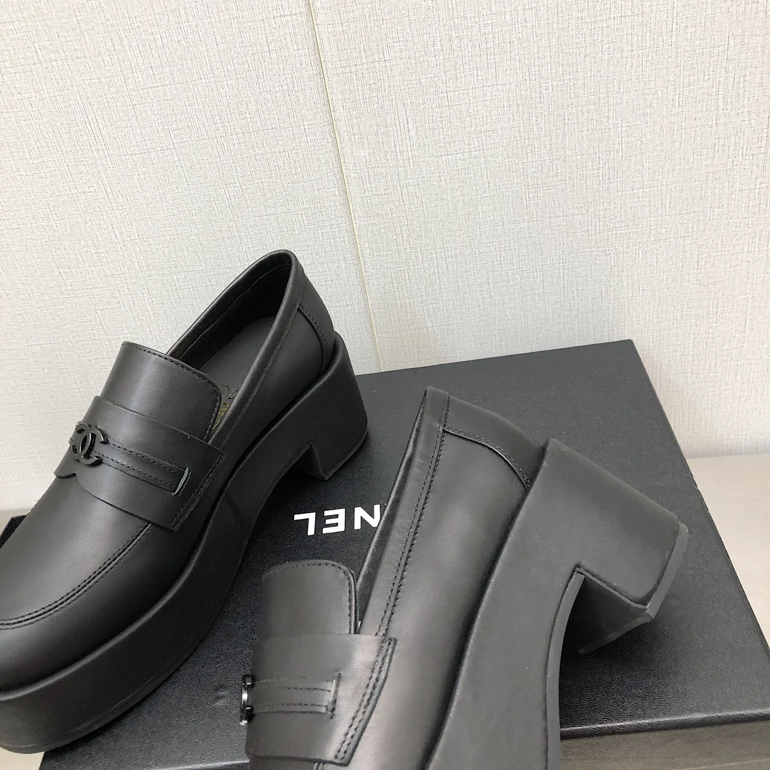 Новинка сезона осень/зима 2022 от Chanel - Лоферы на платформе - Черные